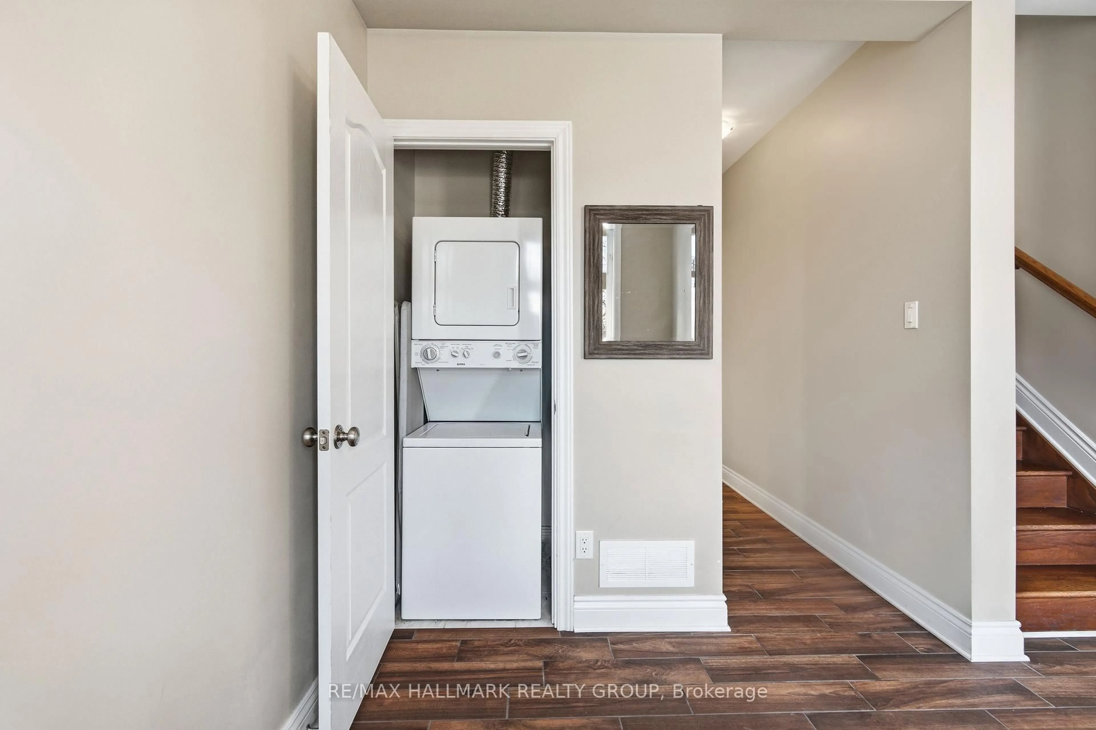 Unknown for 290 Cambridge St, Ottawa Ontario K1R 0B4