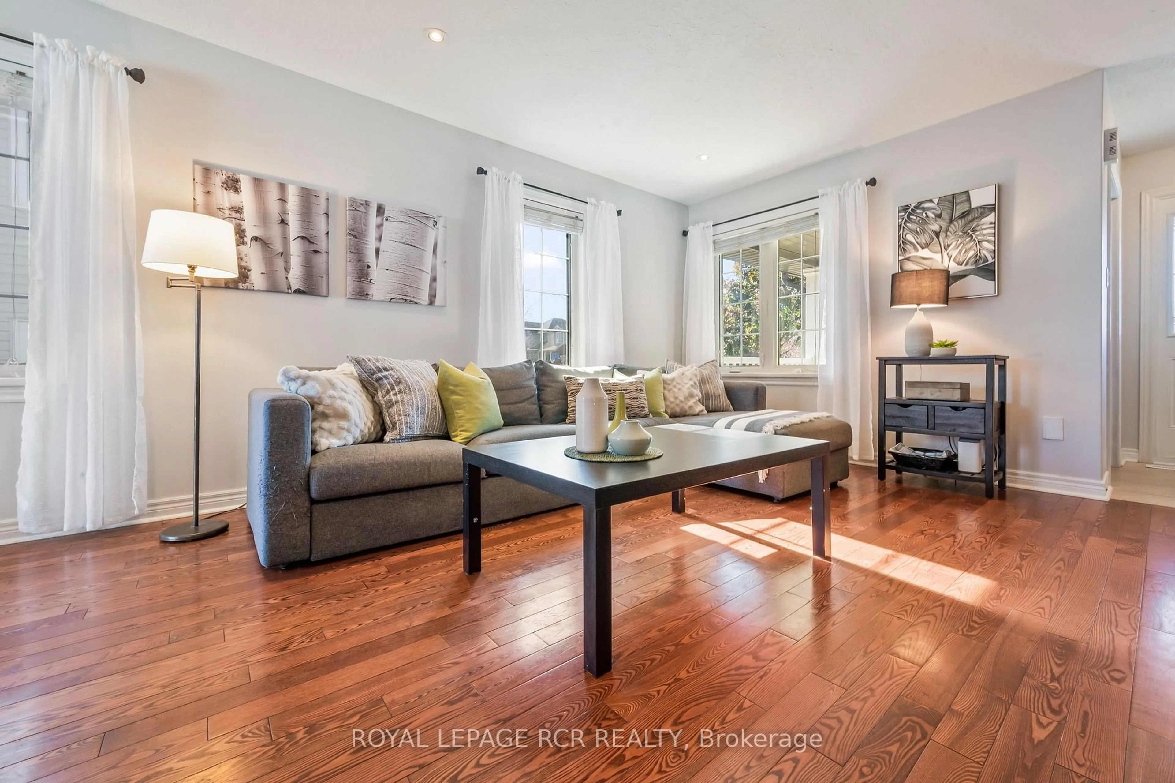 Living room with furniture, wood/laminate floor for 121 Fleming Way, Shelburne Ontario L9V 3E3