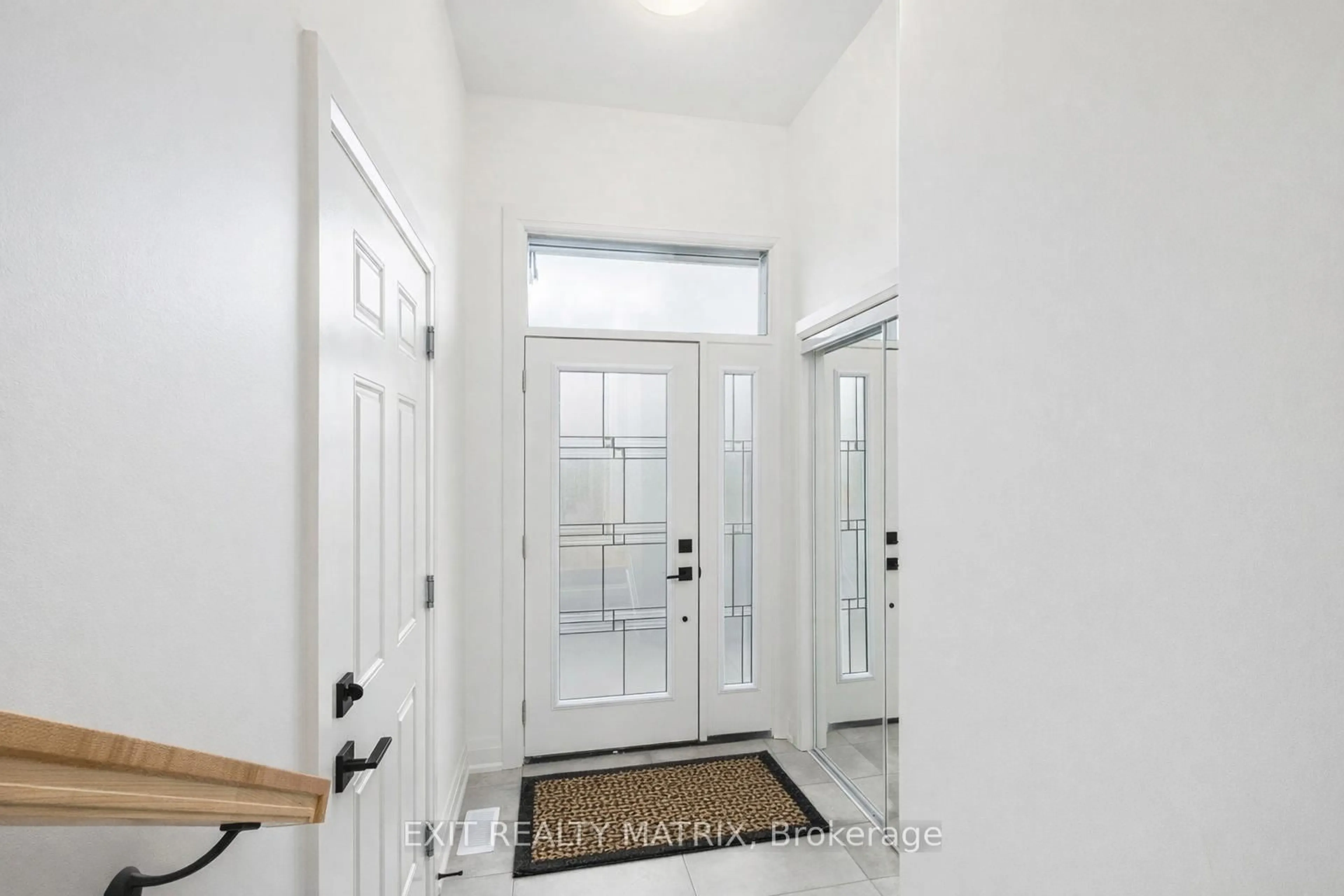 Indoor entryway for 956 COLOGNE St, Russell Ontario K0A 1W0