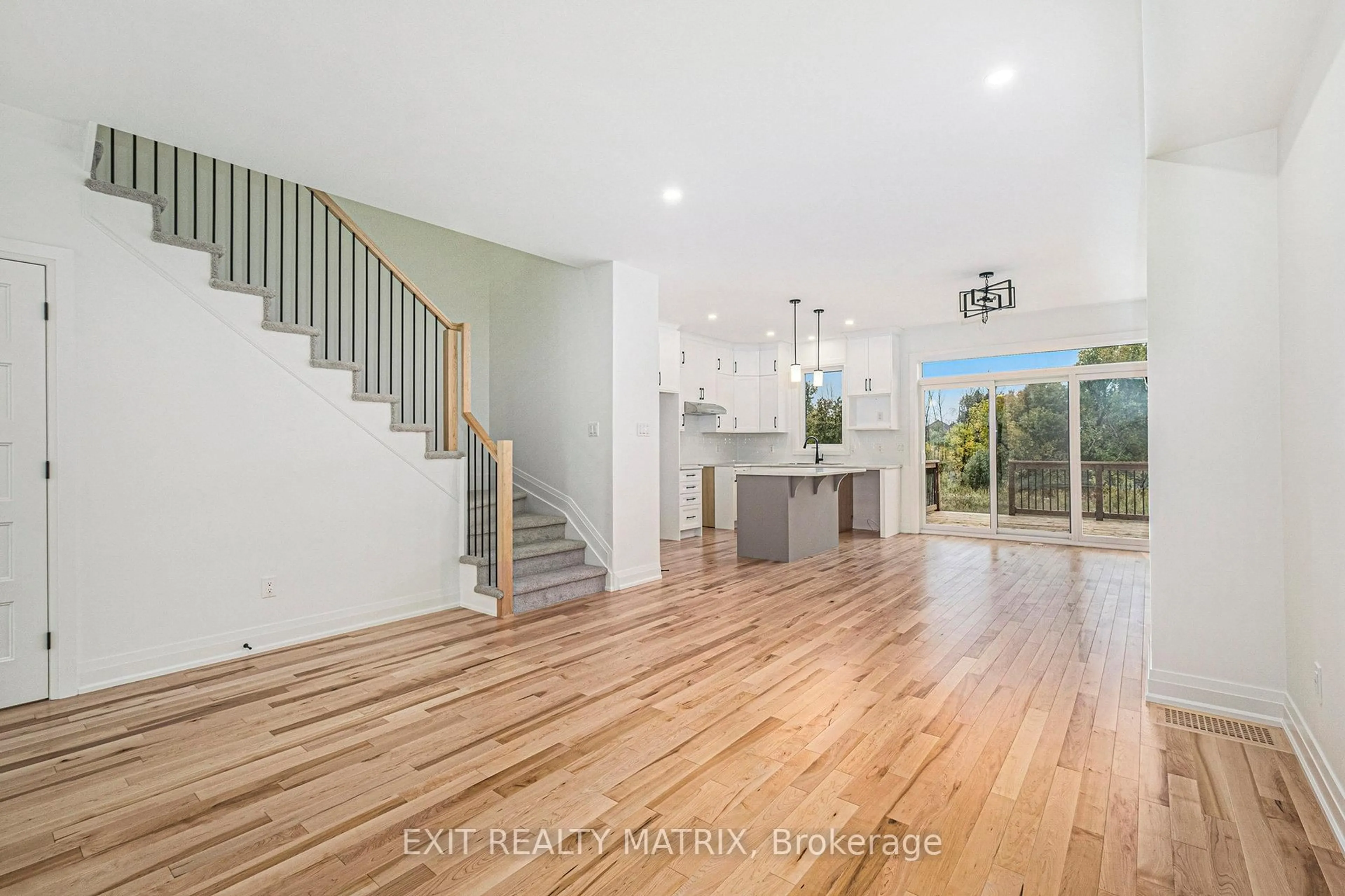Indoor entryway for 956 COLOGNE St, Russell Ontario K0A 1W0