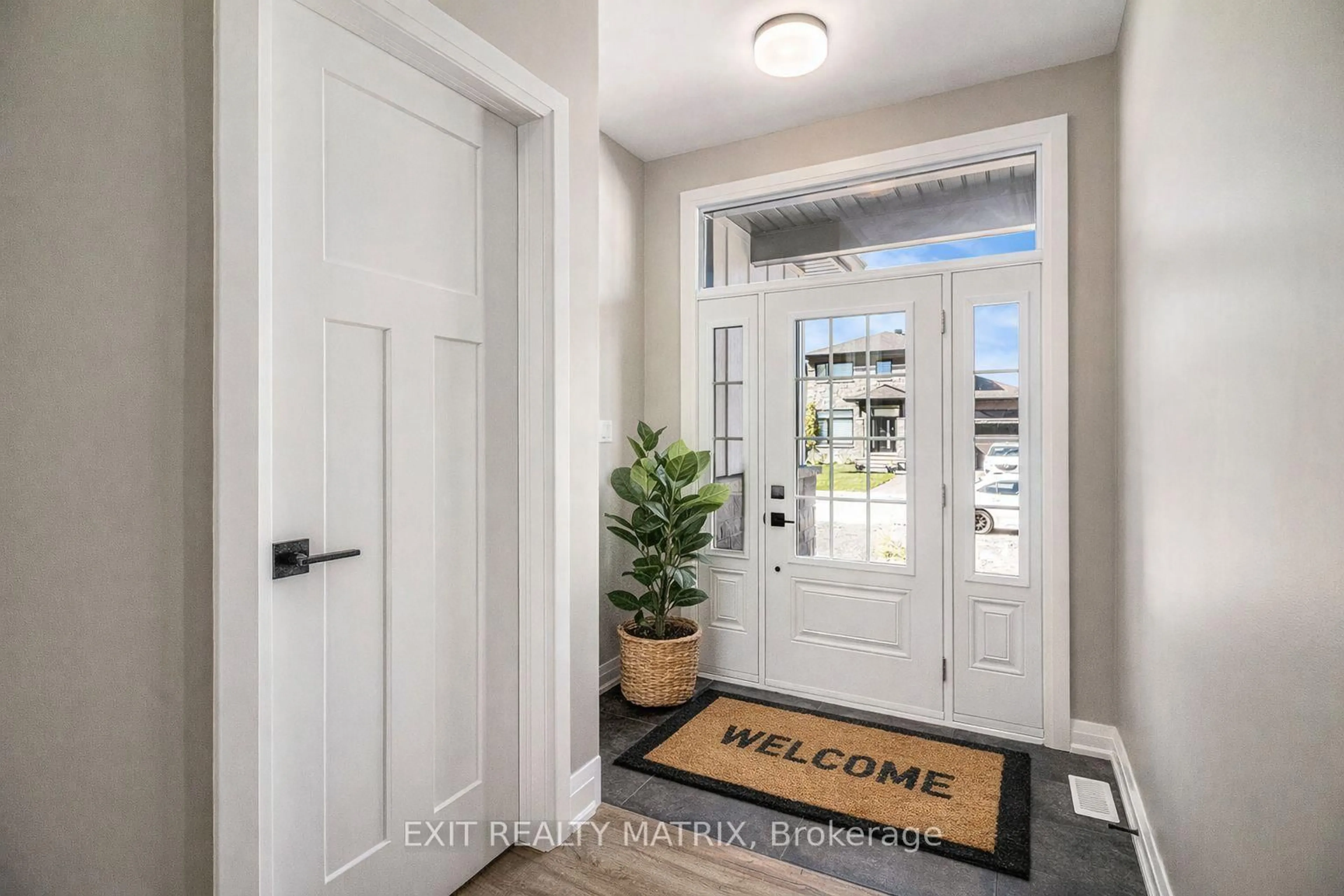 Indoor entryway for 1375 Fribourg St, Russell Ontario K0A 1W0