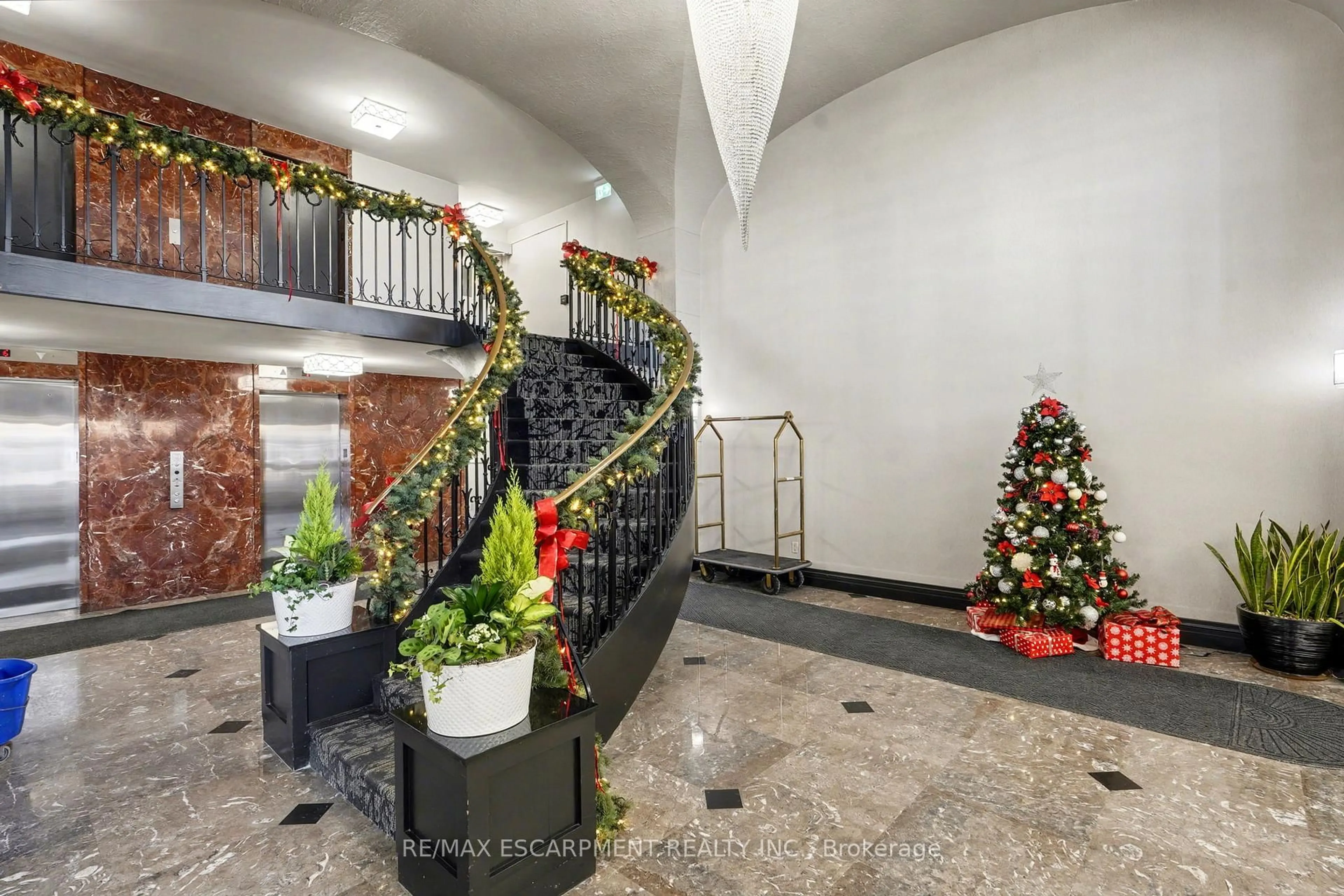 Indoor foyer for 500 Green Rd #218, Hamilton Ontario L8E 3M6