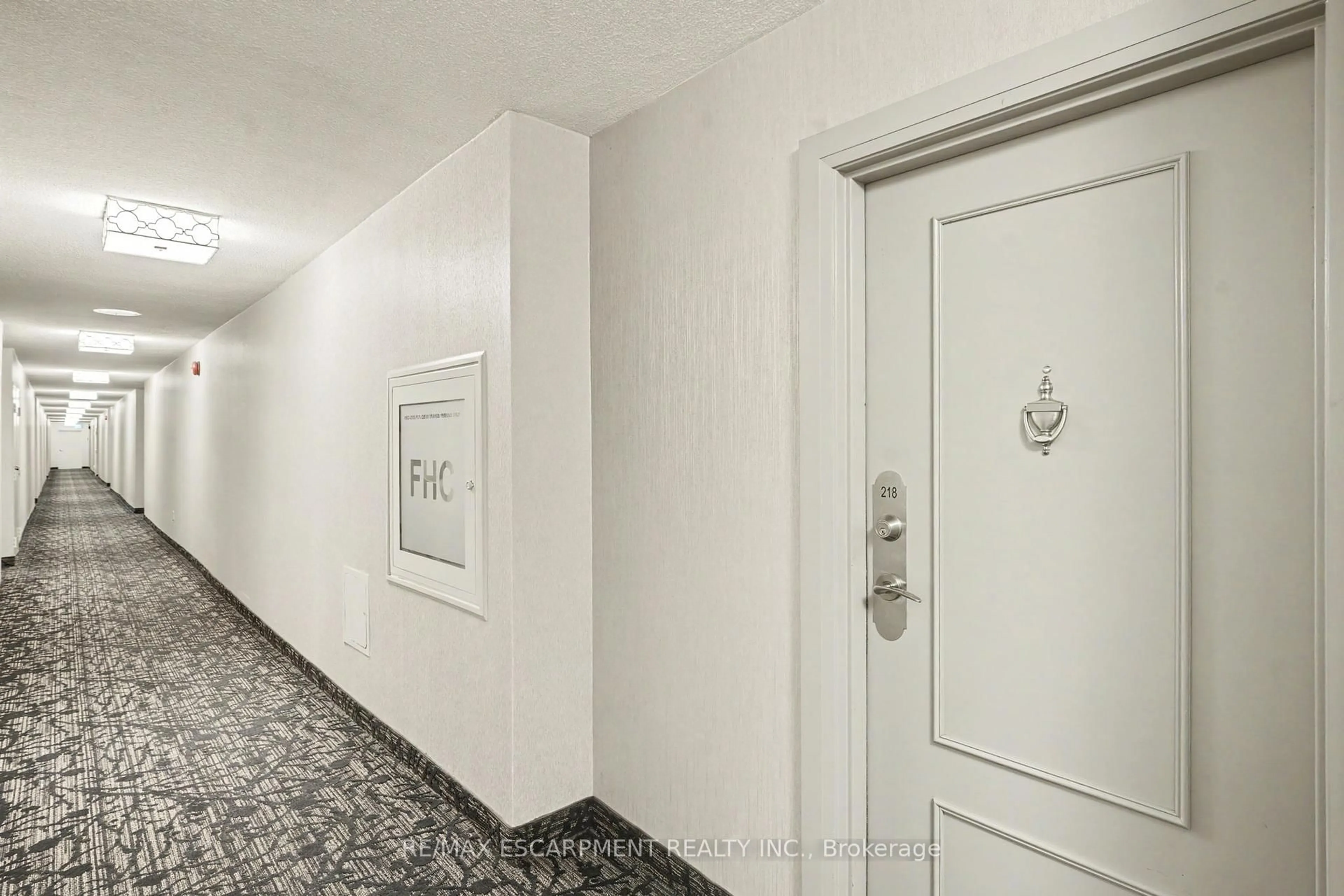 Indoor foyer for 500 Green Rd #218, Hamilton Ontario L8E 3M6