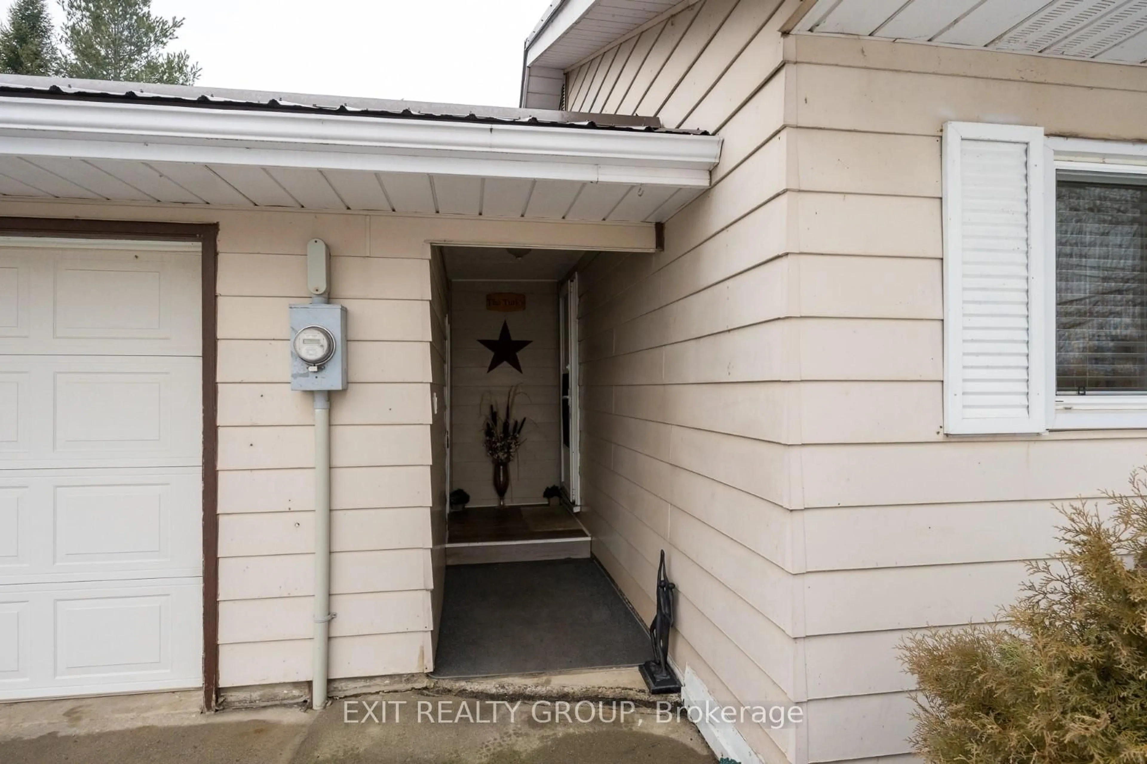 Indoor entryway for 151 Stoco Rd, Tweed Ontario K0K 3J0