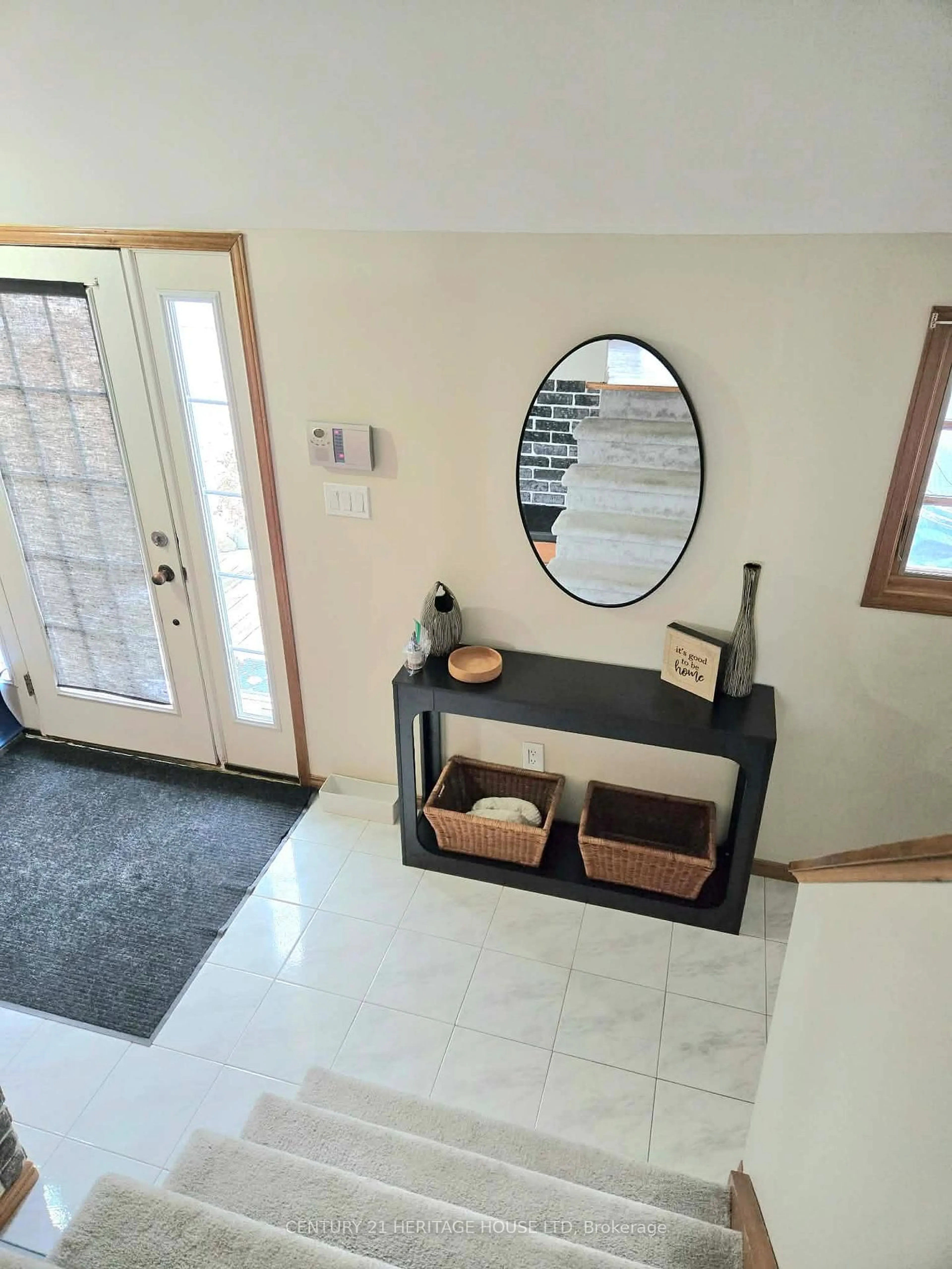 Indoor entryway for 48 Luton Cres, St. Thomas Ontario N5R 5R7