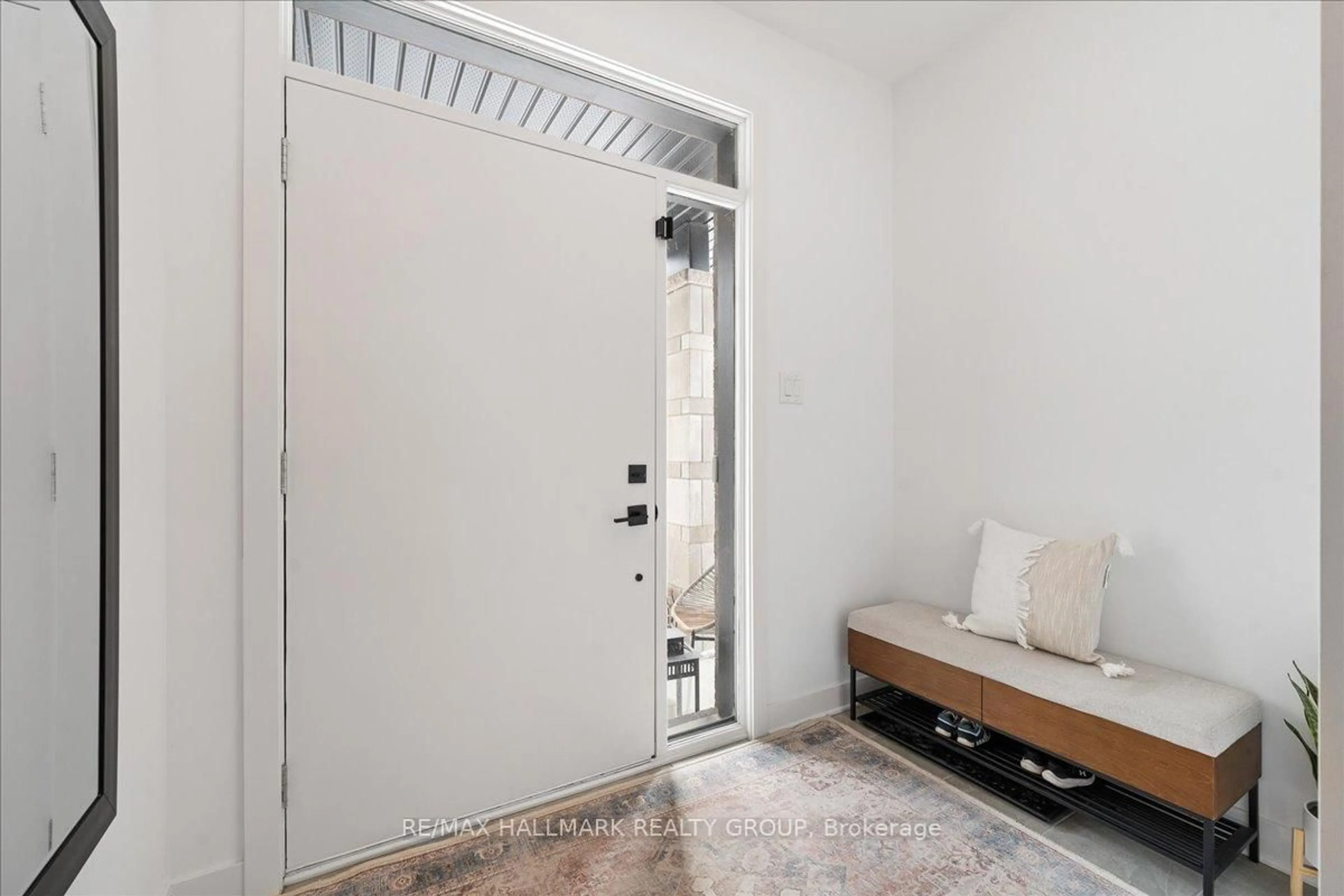 Indoor entryway for 6461 Renaud Rd, Ottawa Ontario K1W 0R8