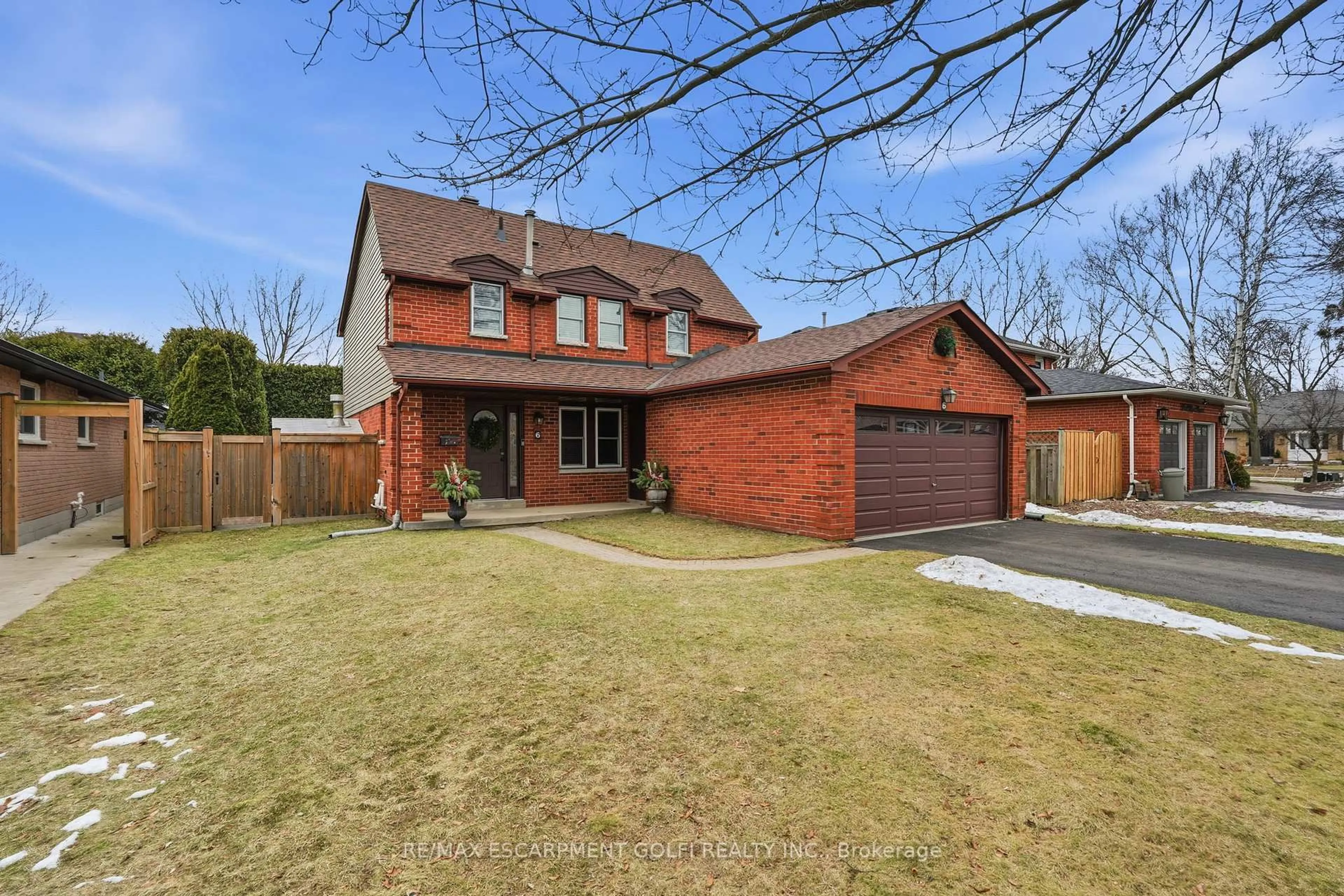 A pic from outside/outdoor area/front of a property/back of a property/a pic from drone, street for 6 Lilac Crt, Hamilton Ontario L9G 4E3