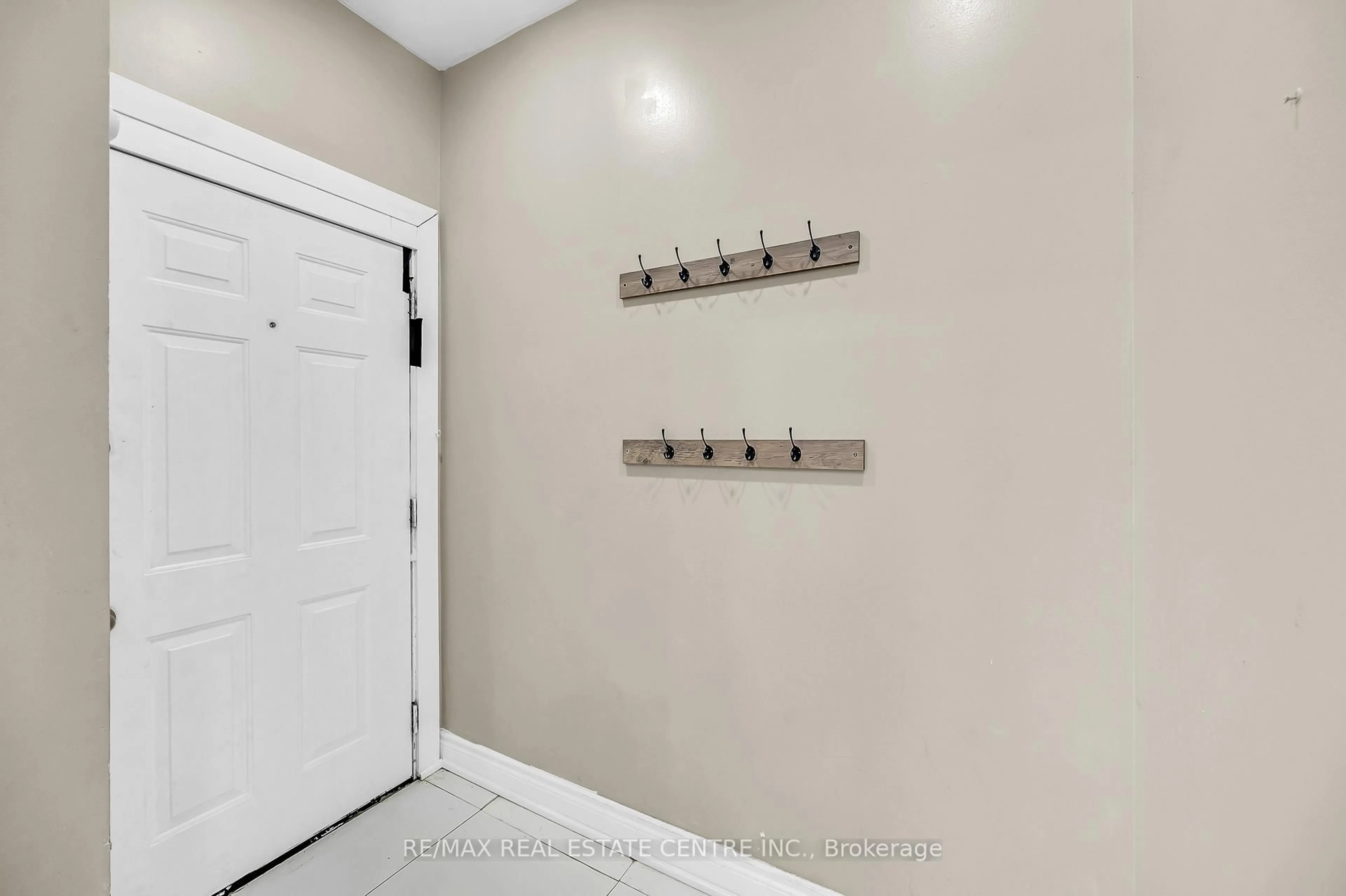 Indoor entryway for 334 CANNON St, Hamilton Ontario L8L 2B9