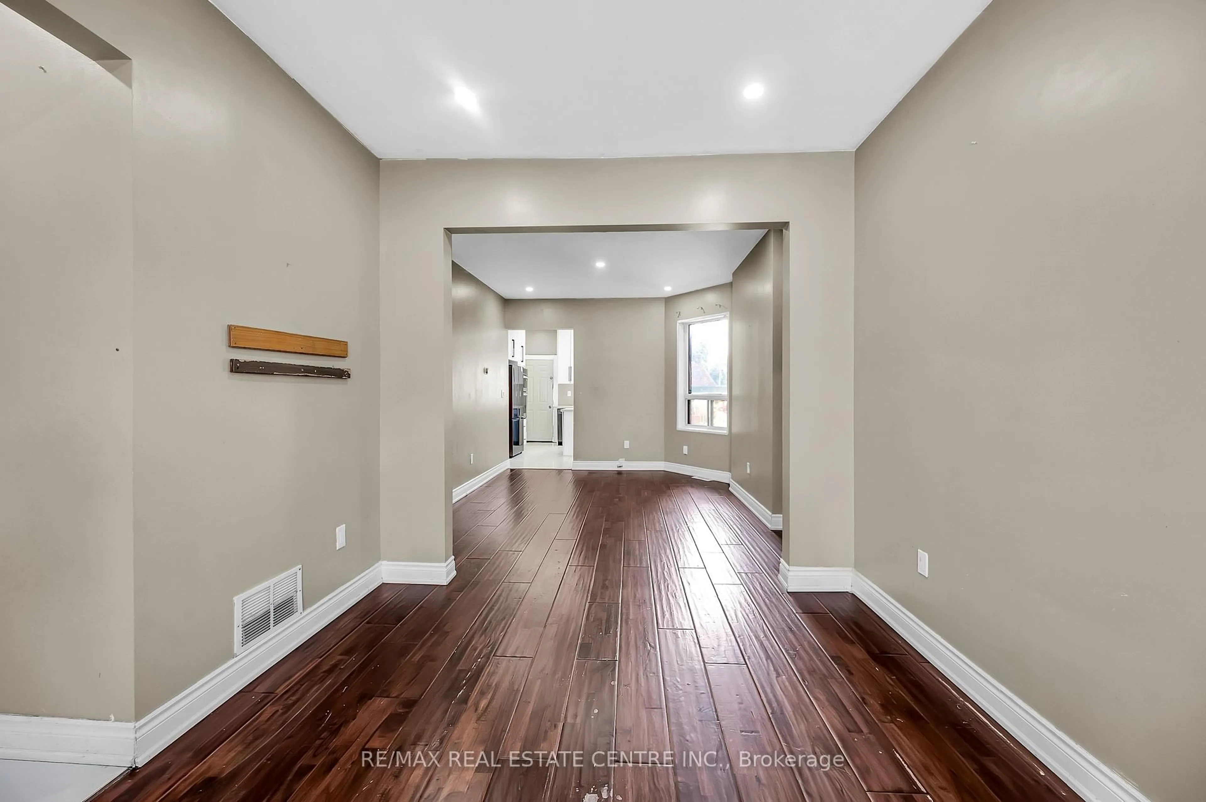 Indoor entryway for 334 CANNON St, Hamilton Ontario L8L 2B9