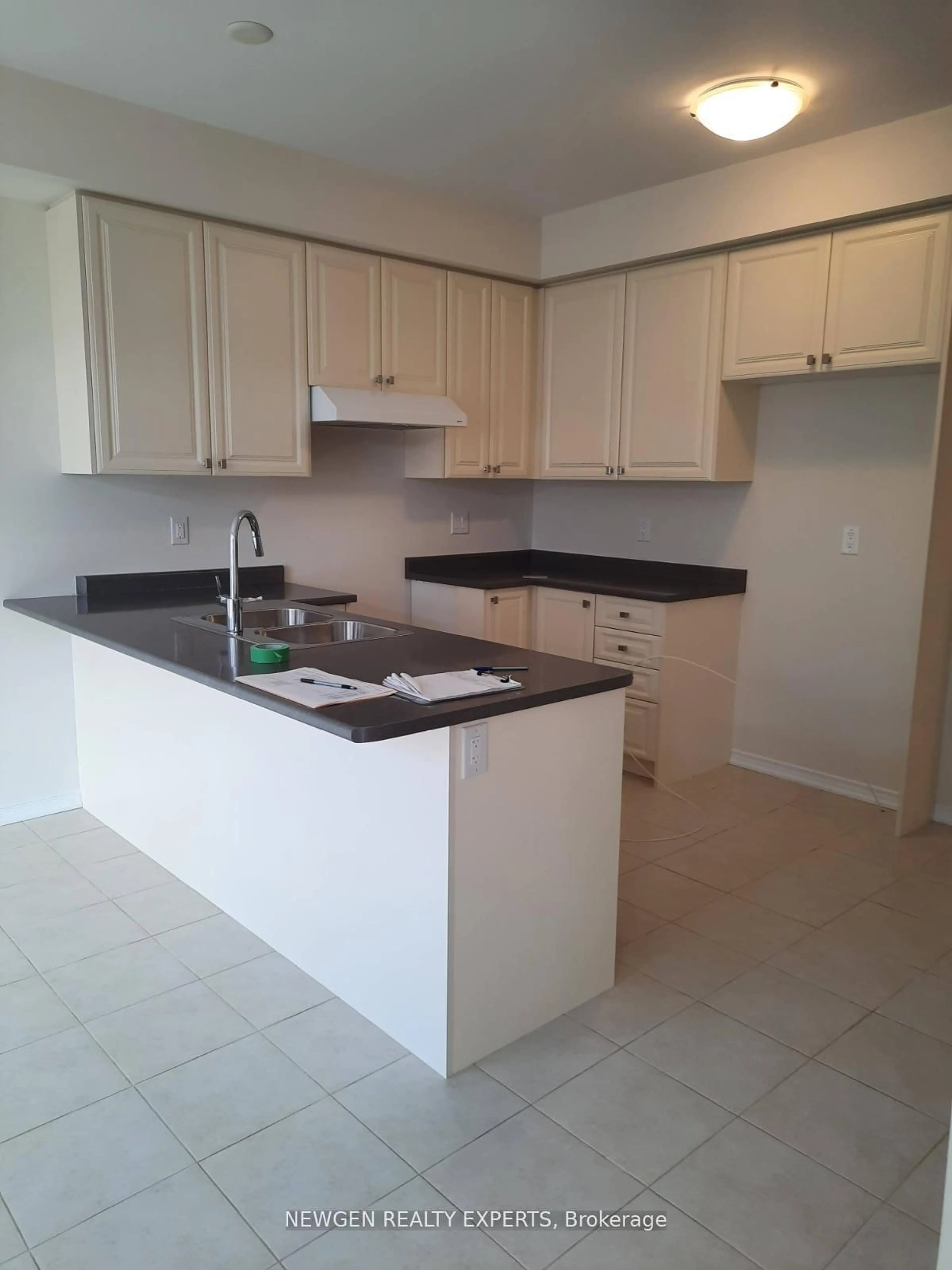 Standard kitchen, unknown for 31 Sara Dr, Thorold Ontario L3B 0G4