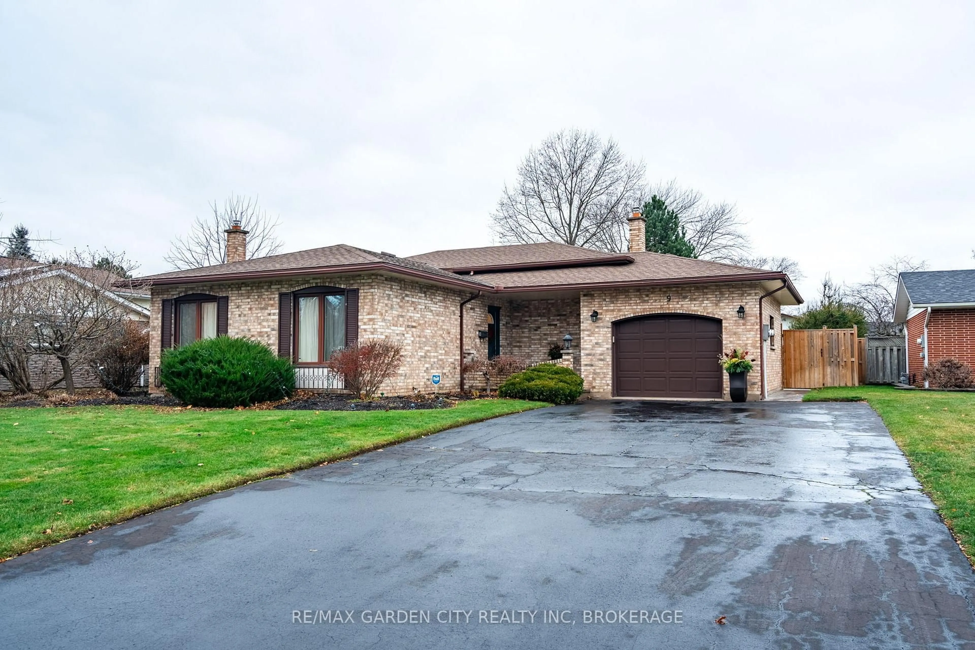 Home with brick exterior material, street for 9 Royal Oak Dr, St. Catharines Ontario L2N 4B7