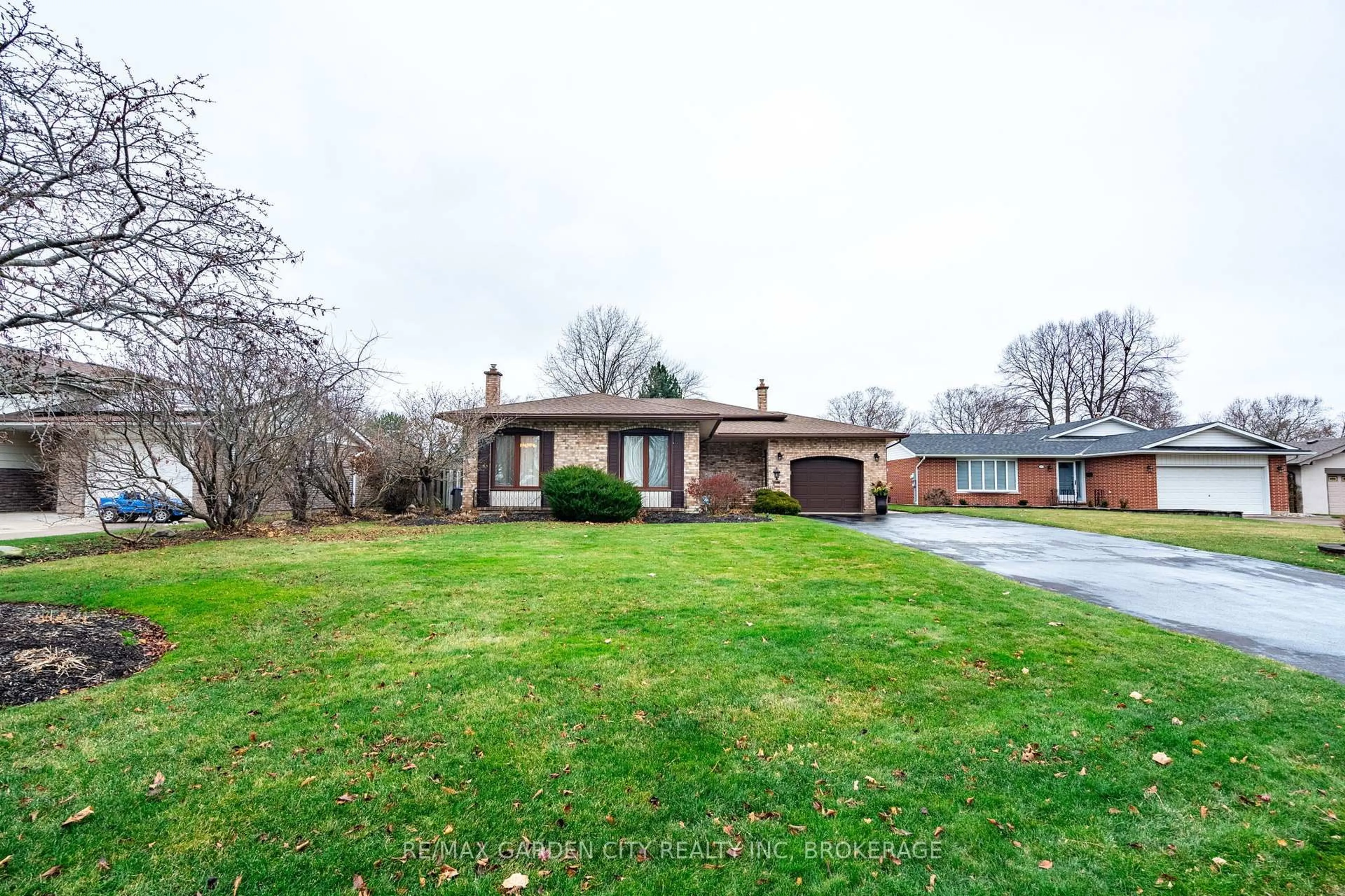 A pic from outside/outdoor area/front of a property/back of a property/a pic from drone, unknown for 9 Royal Oak Dr, St. Catharines Ontario L2N 4B7