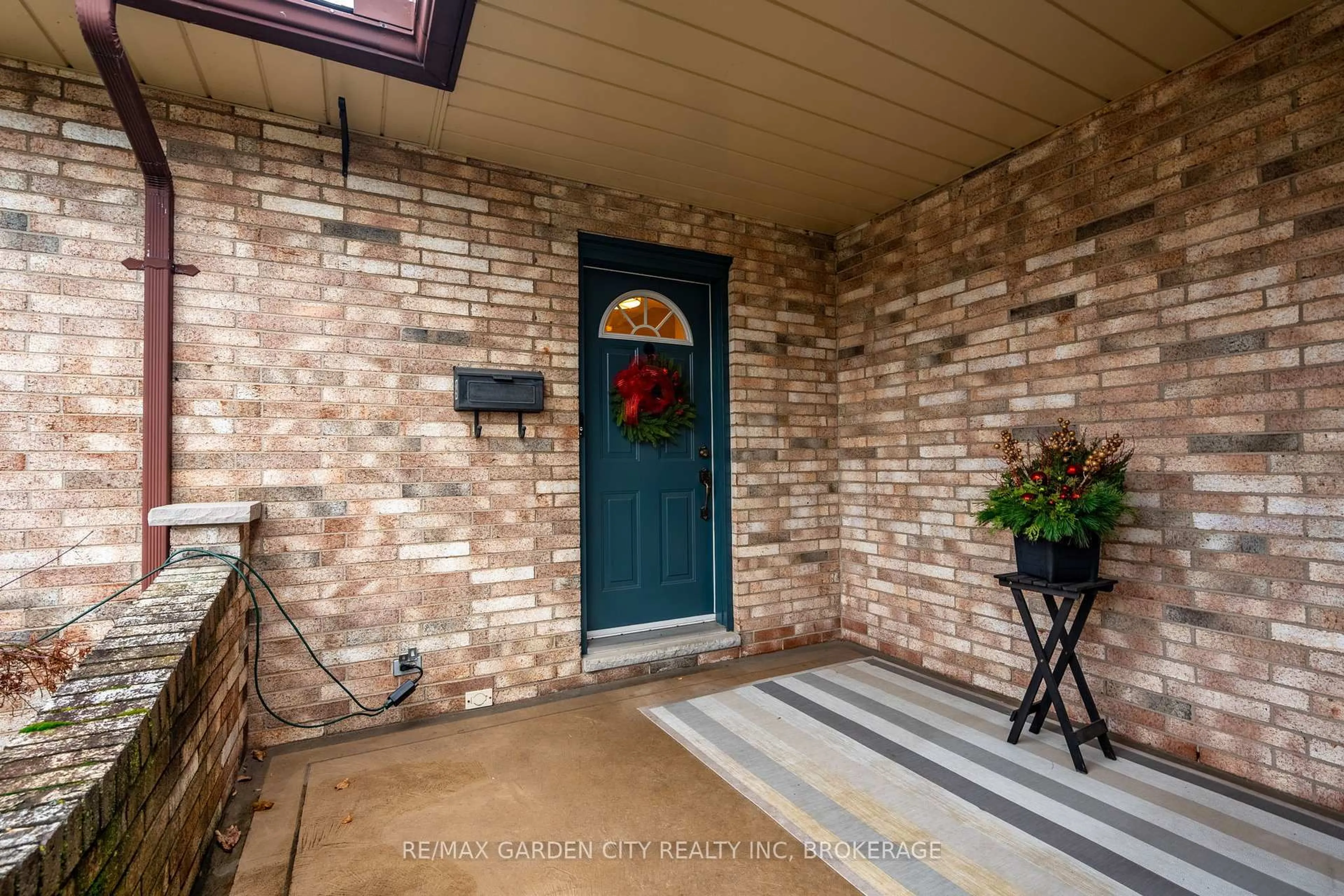 Indoor entryway for 9 Royal Oak Dr, St. Catharines Ontario L2N 4B7