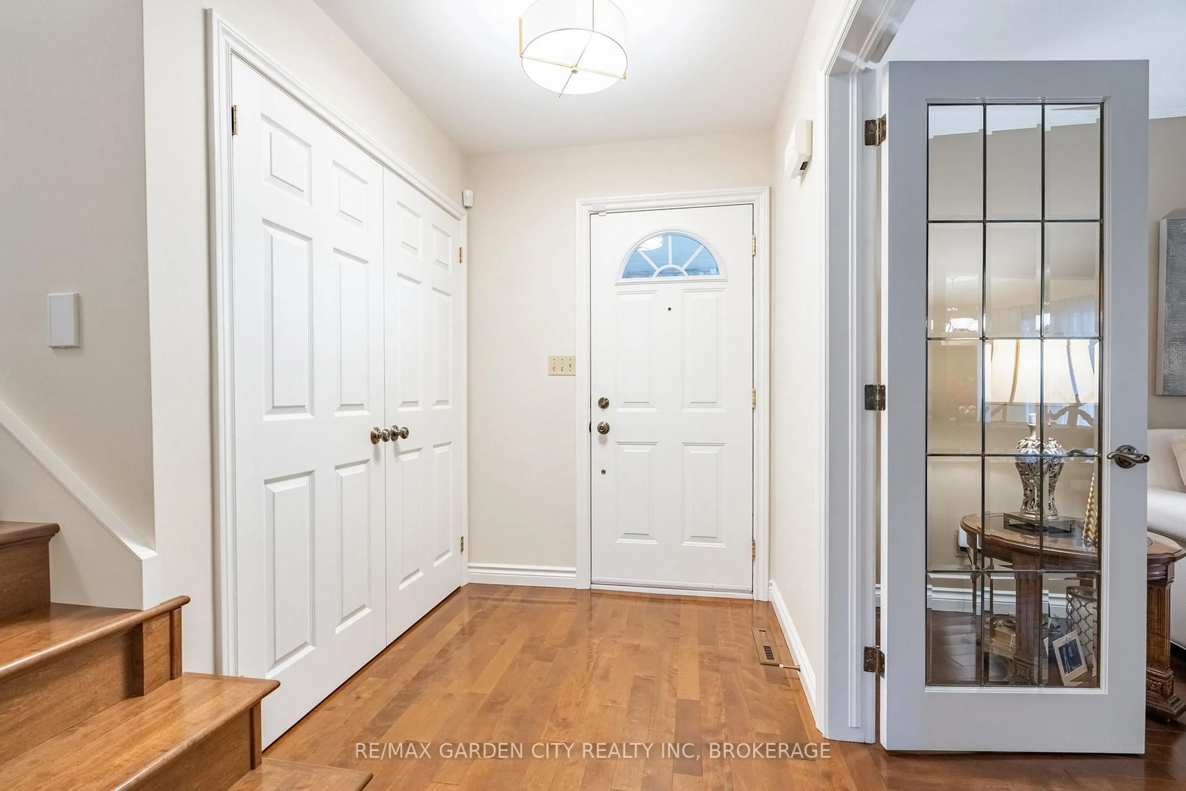 Indoor entryway for 9 Royal Oak Dr, St. Catharines Ontario L2N 4B7