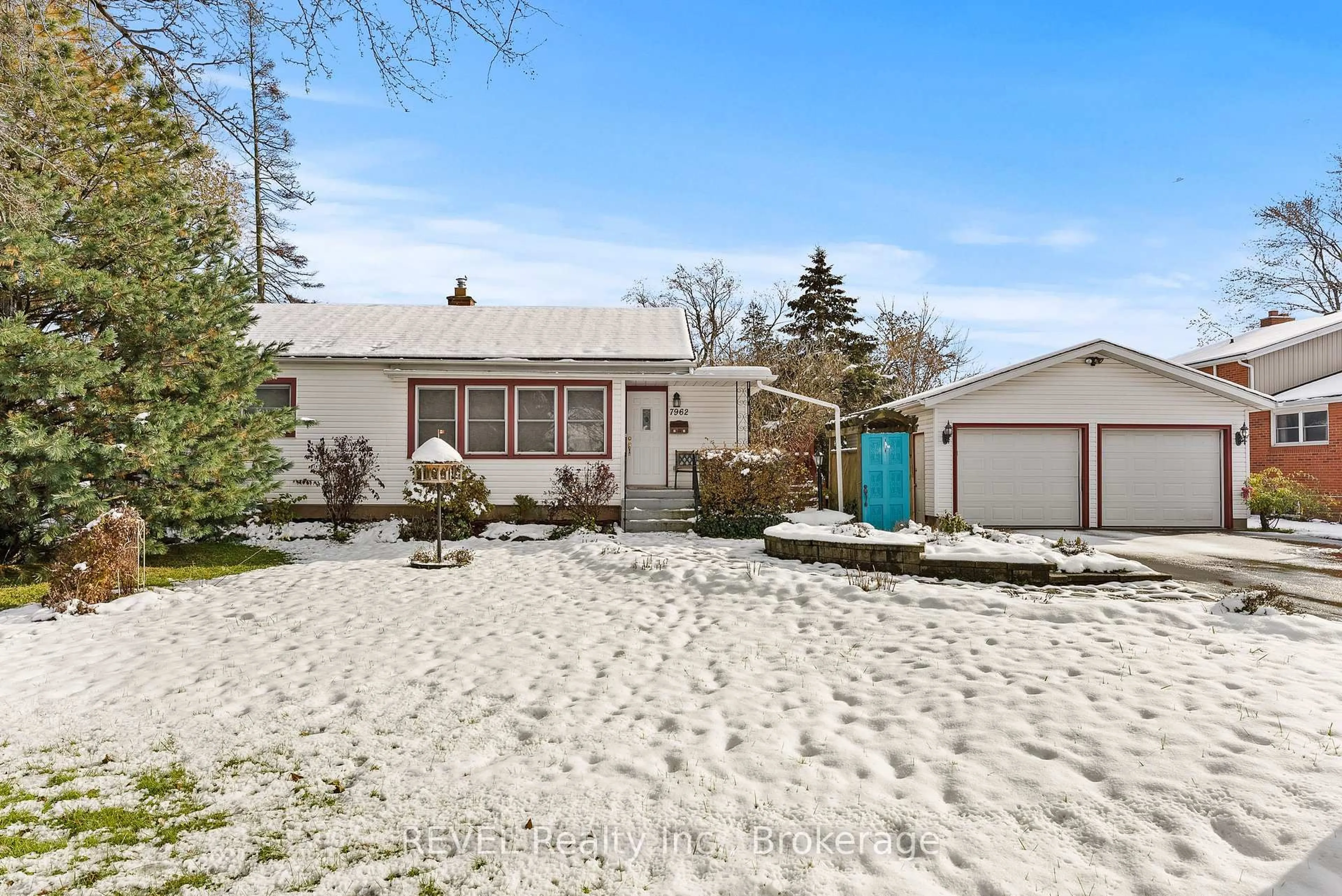 A pic from outside/outdoor area/front of a property/back of a property/a pic from drone, street for 7962 Booth St, Niagara Falls Ontario L2H 1E8