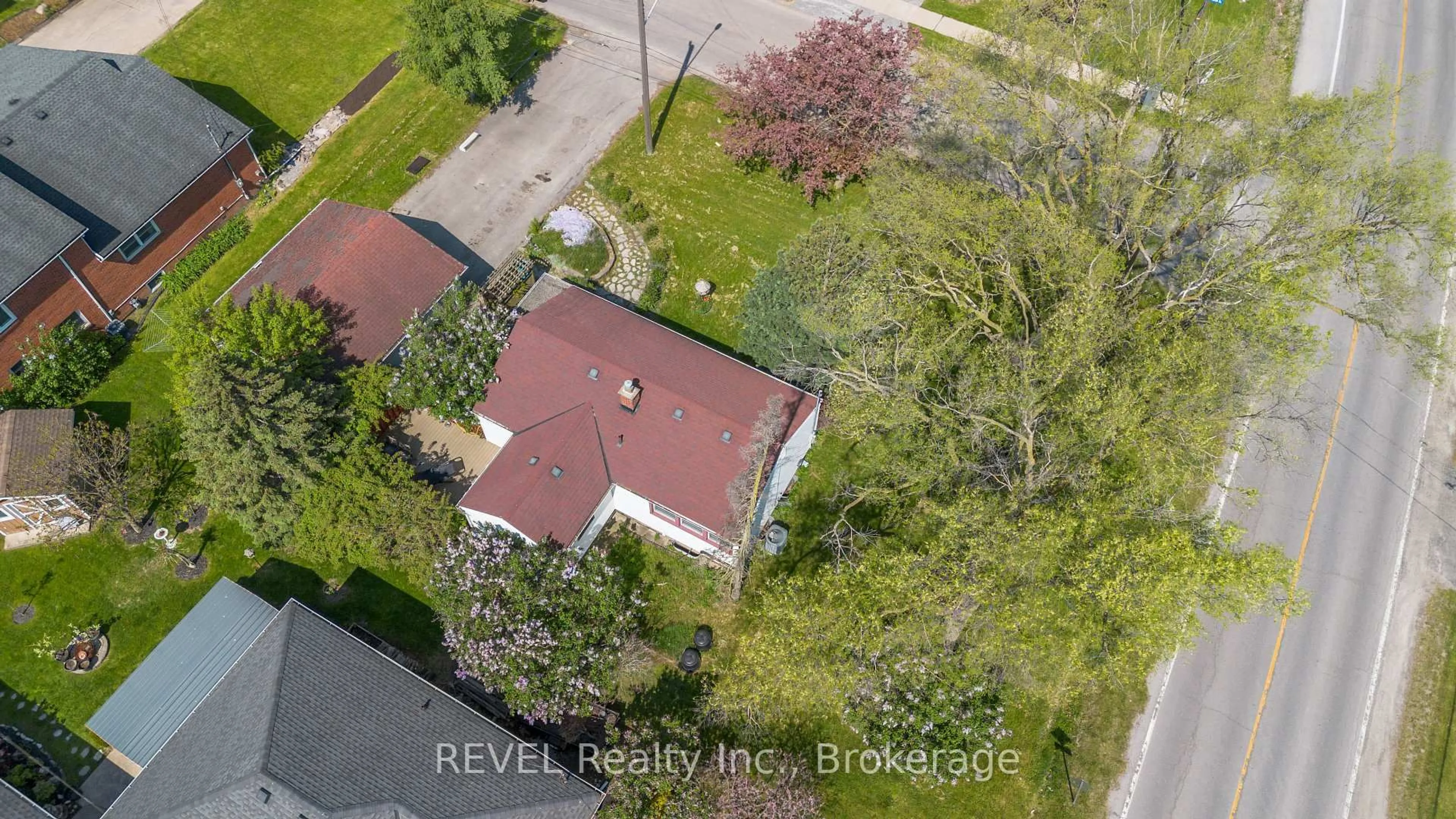 A pic from outside/outdoor area/front of a property/back of a property/a pic from drone, street for 7962 Booth St, Niagara Falls Ontario L2H 1E8