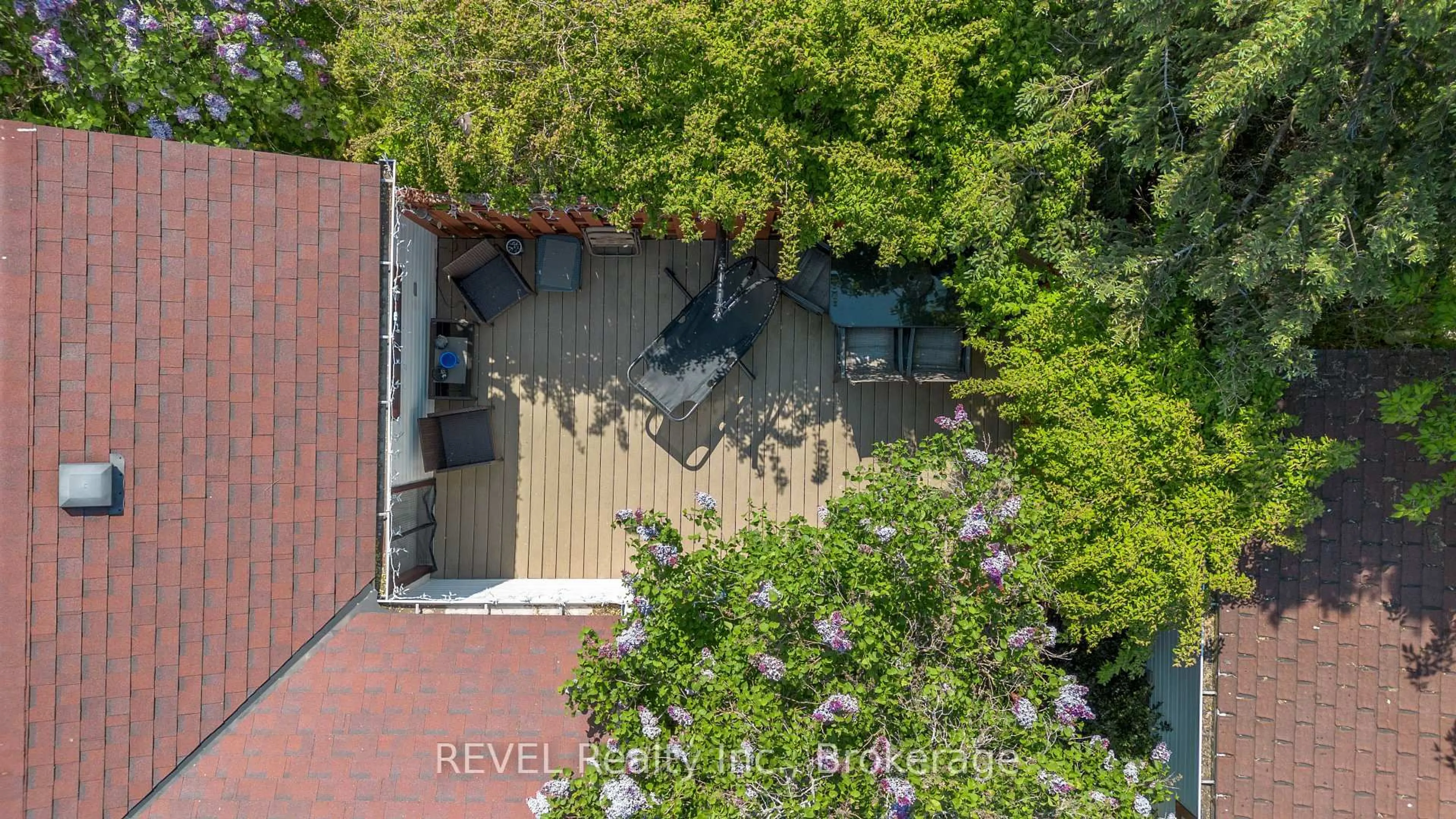 A pic from outside/outdoor area/front of a property/back of a property/a pic from drone, city buildings view from balcony for 7962 Booth St, Niagara Falls Ontario L2H 1E8