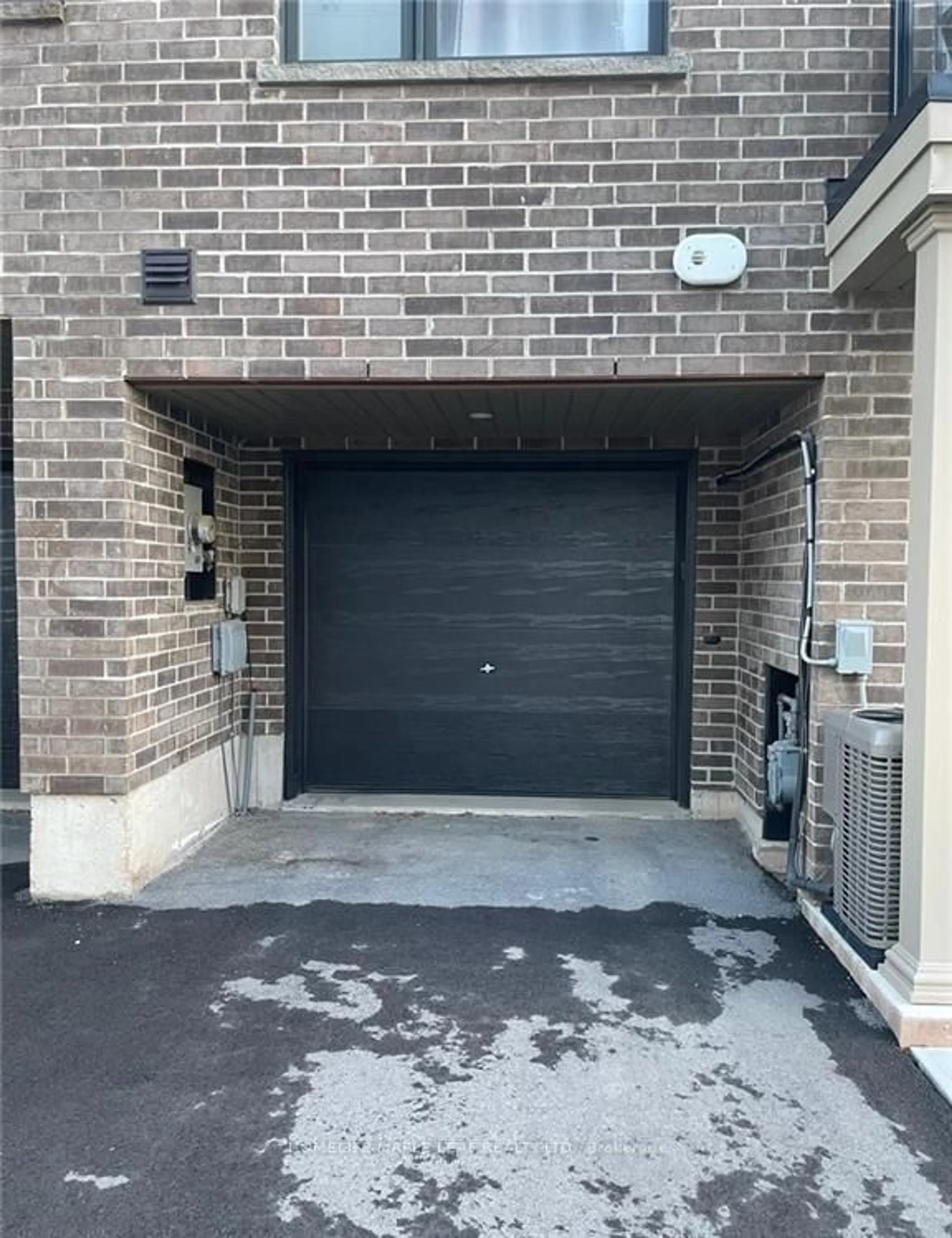 Indoor garage for 27 Roxanne Dr, Hamilton Ontario L8H 1L9