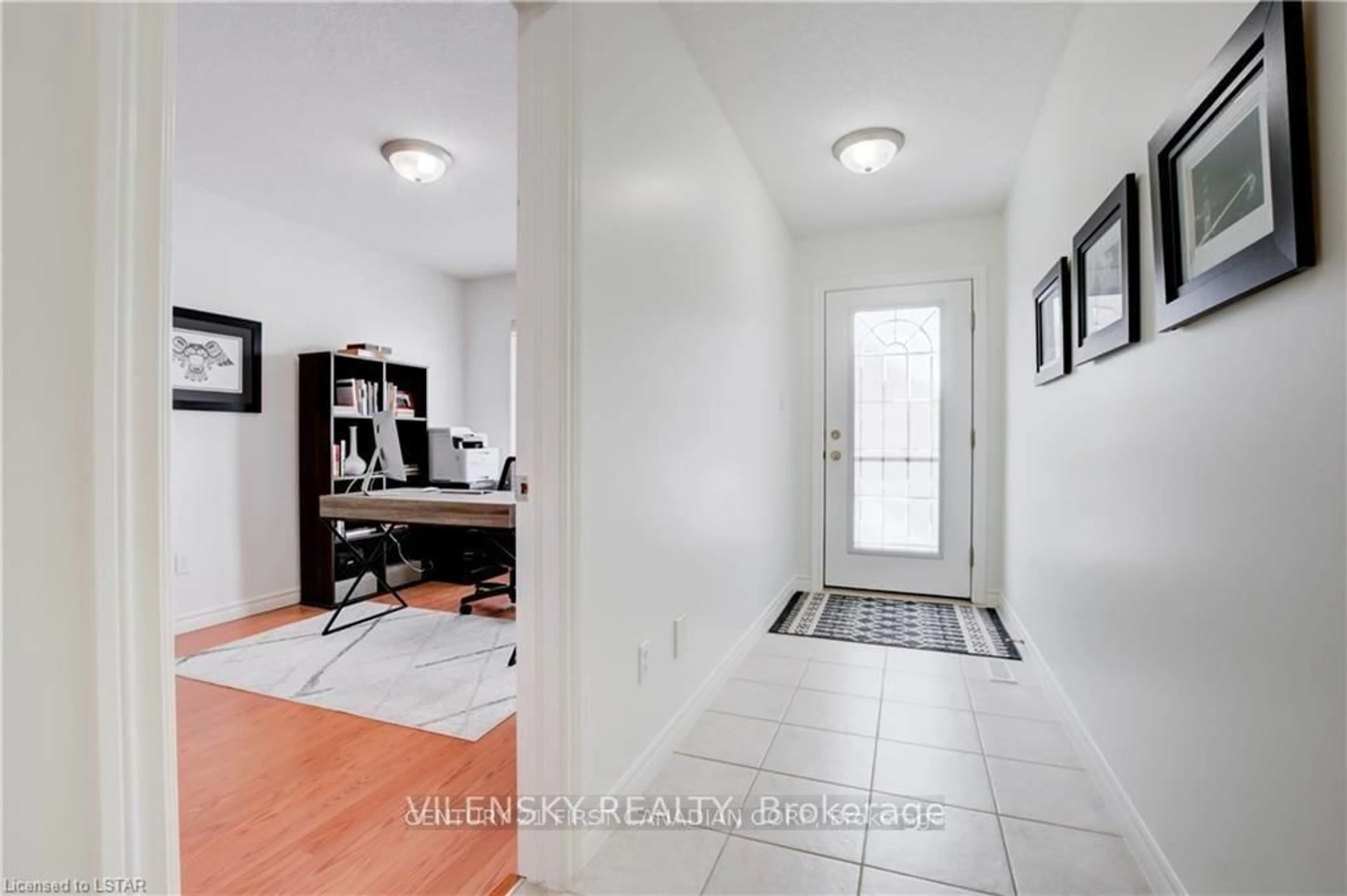 Indoor entryway for 572 Thistlewood Dr #7, London North Ontario N5X 4N6