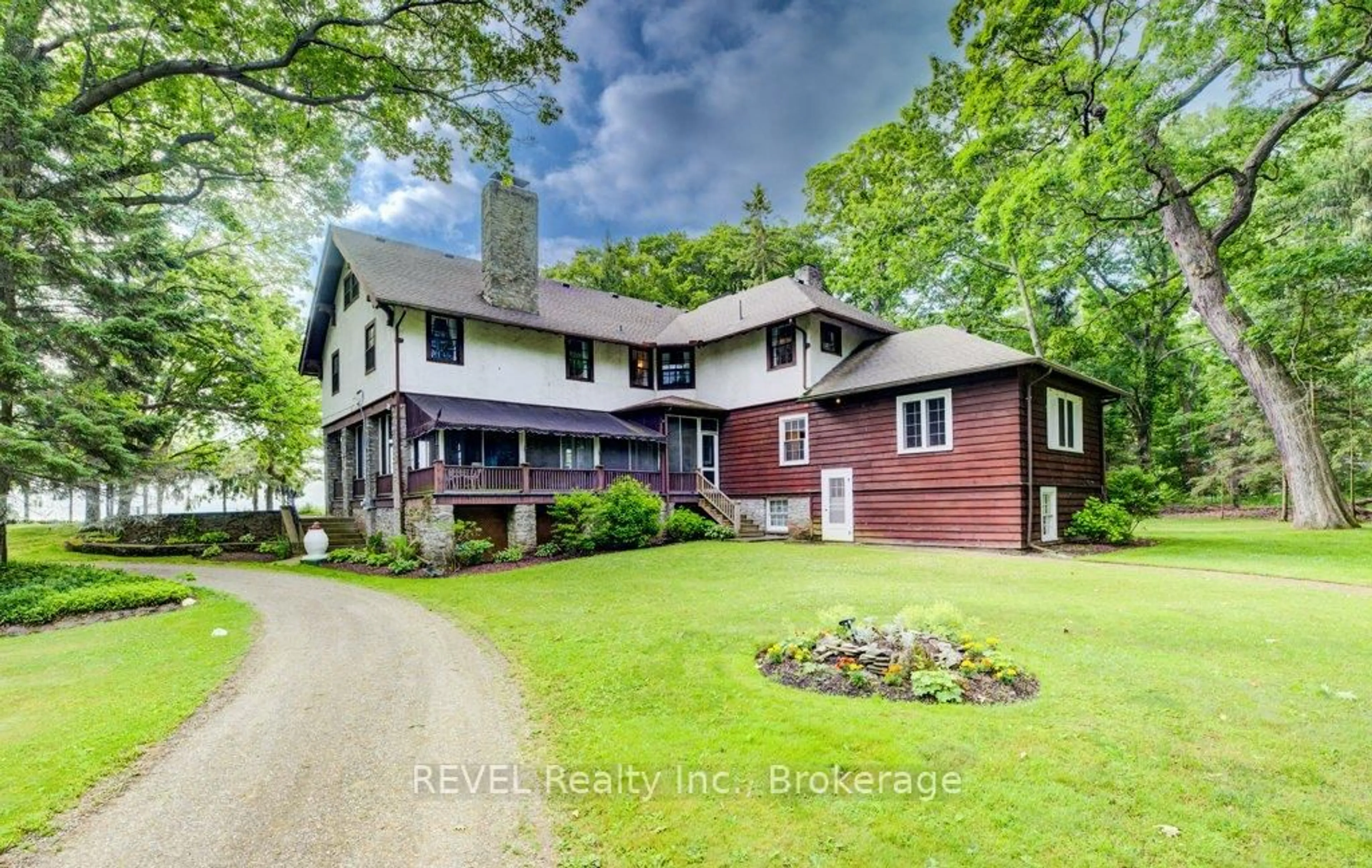 A pic from outside/outdoor area/front of a property/back of a property/a pic from drone, unknown for 683 Pt Abino Rd, Fort Erie Ontario L0S 1N0