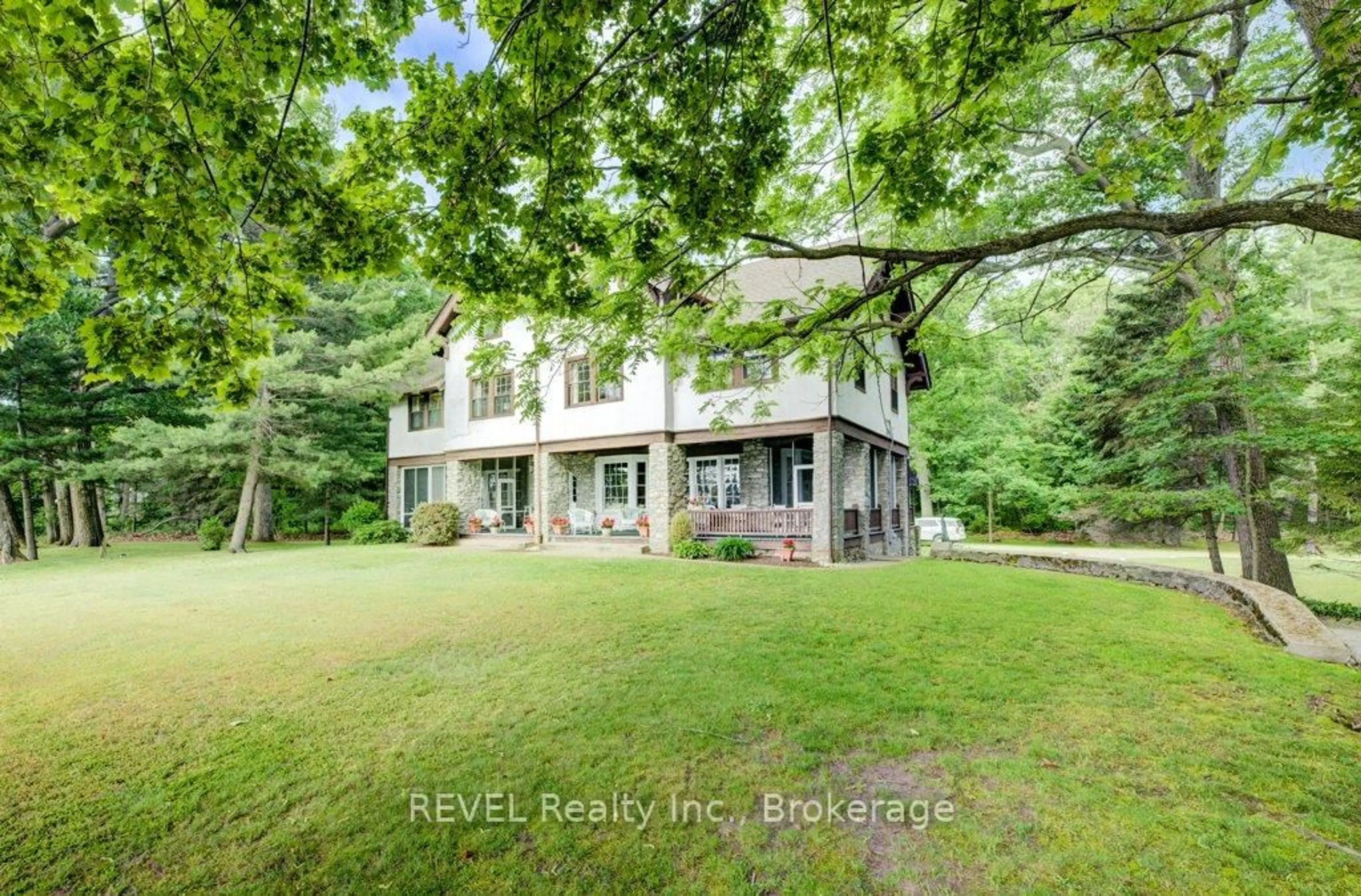 A pic from outside/outdoor area/front of a property/back of a property/a pic from drone, water/lake/river/ocean view for 683 Pt Abino Rd, Fort Erie Ontario L0S 1N0