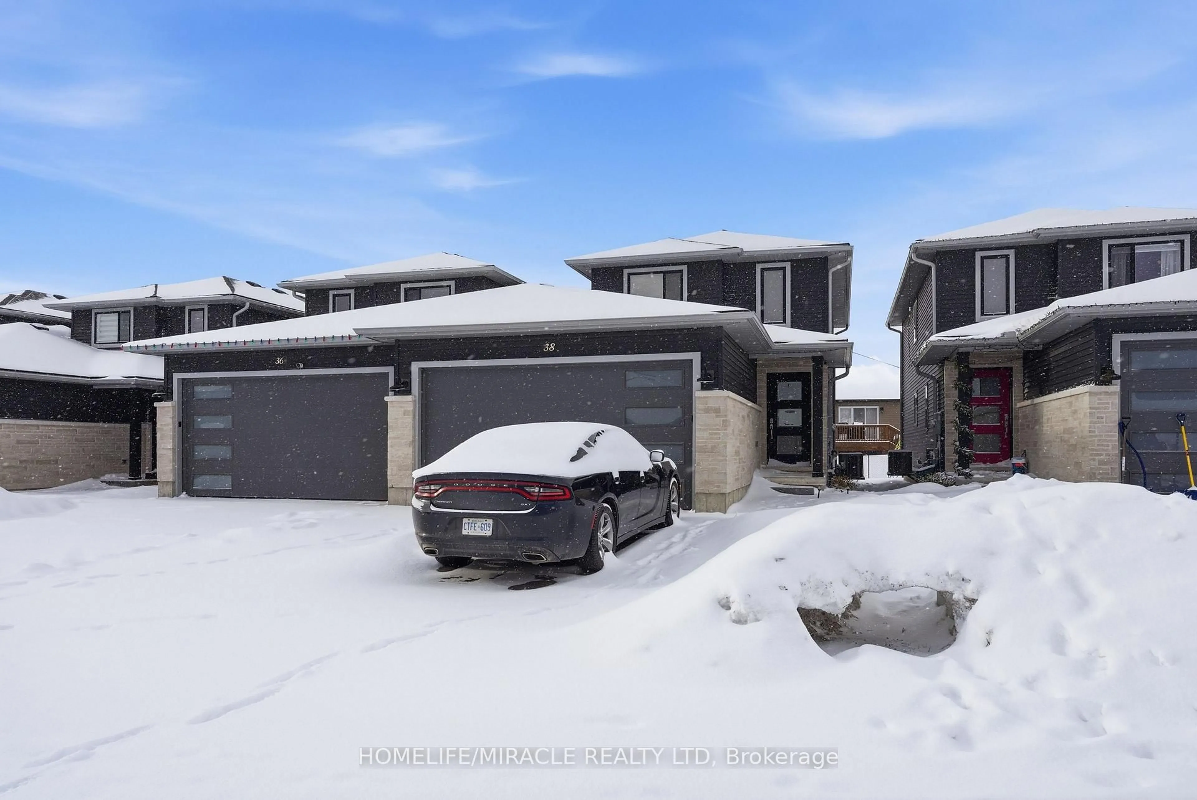 A pic from outside/outdoor area/front of a property/back of a property/a pic from drone, street for 38 Dewal Pl, Belleville Ontario K8P 0H2