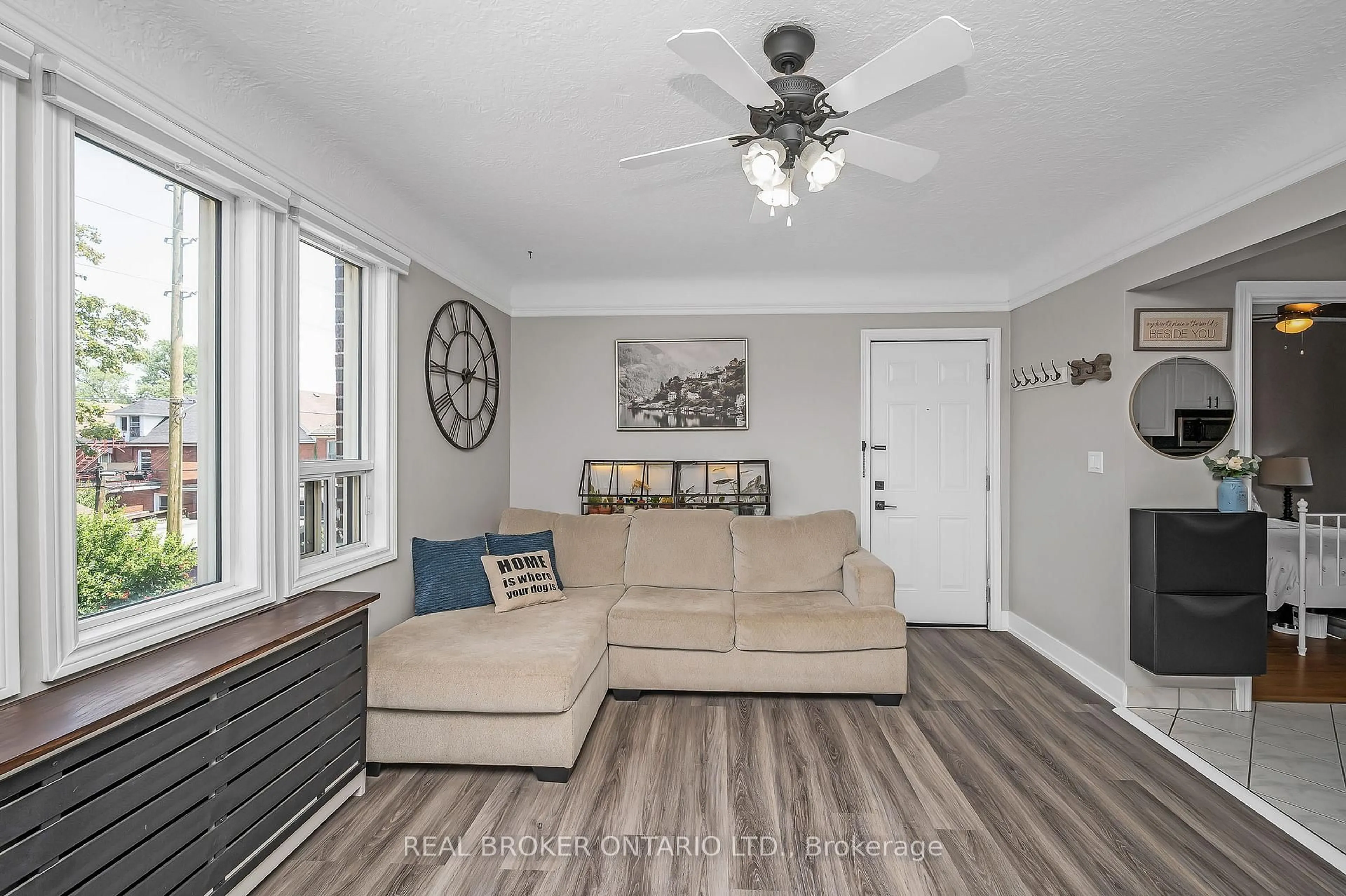 Living room with furniture, unknown for 6 Vineland Ave #22, Hamilton Ontario L8M 1R4