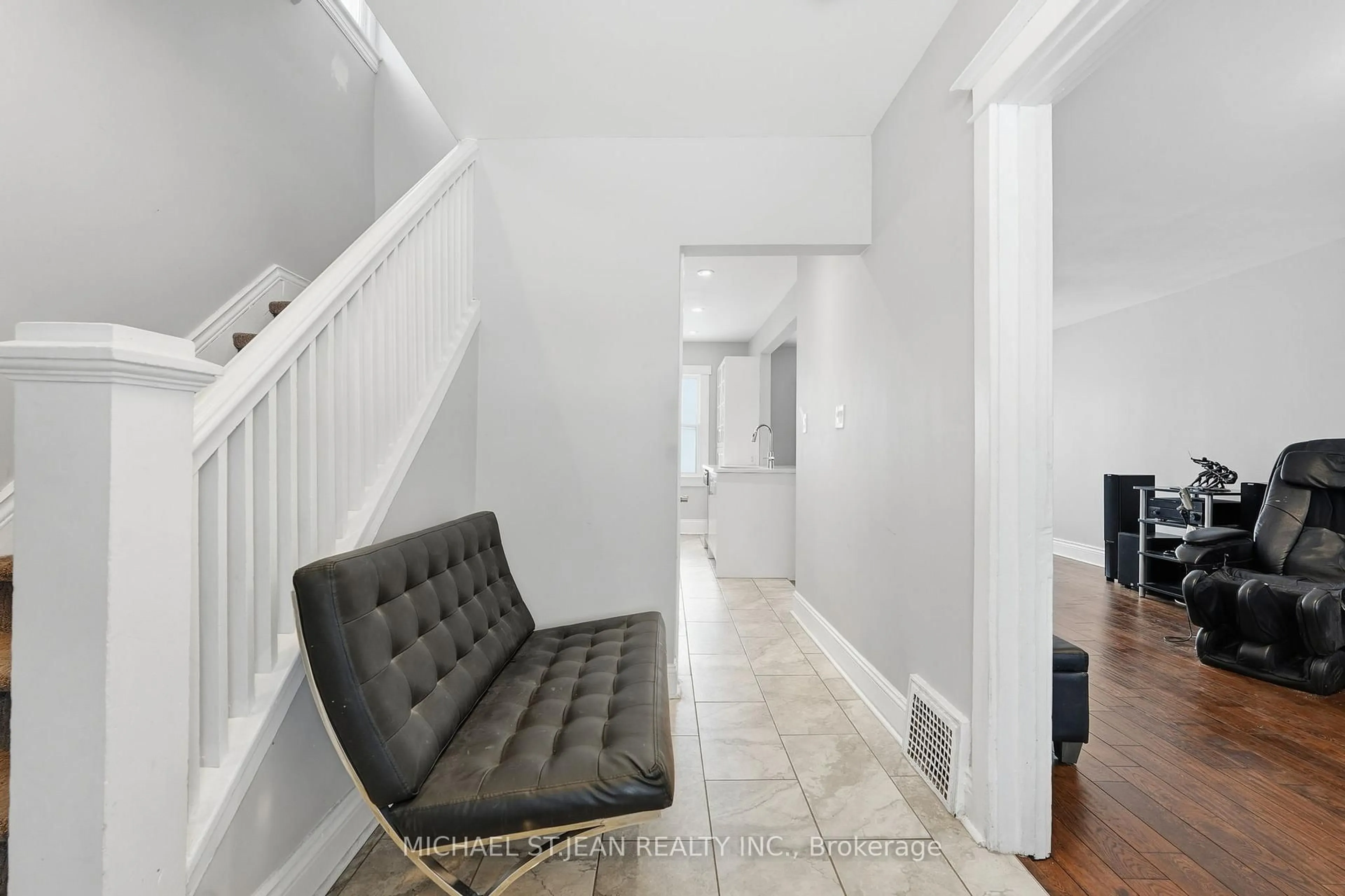 Indoor entryway for 34 Balsam Ave, Hamilton Ontario L8L 6Y3