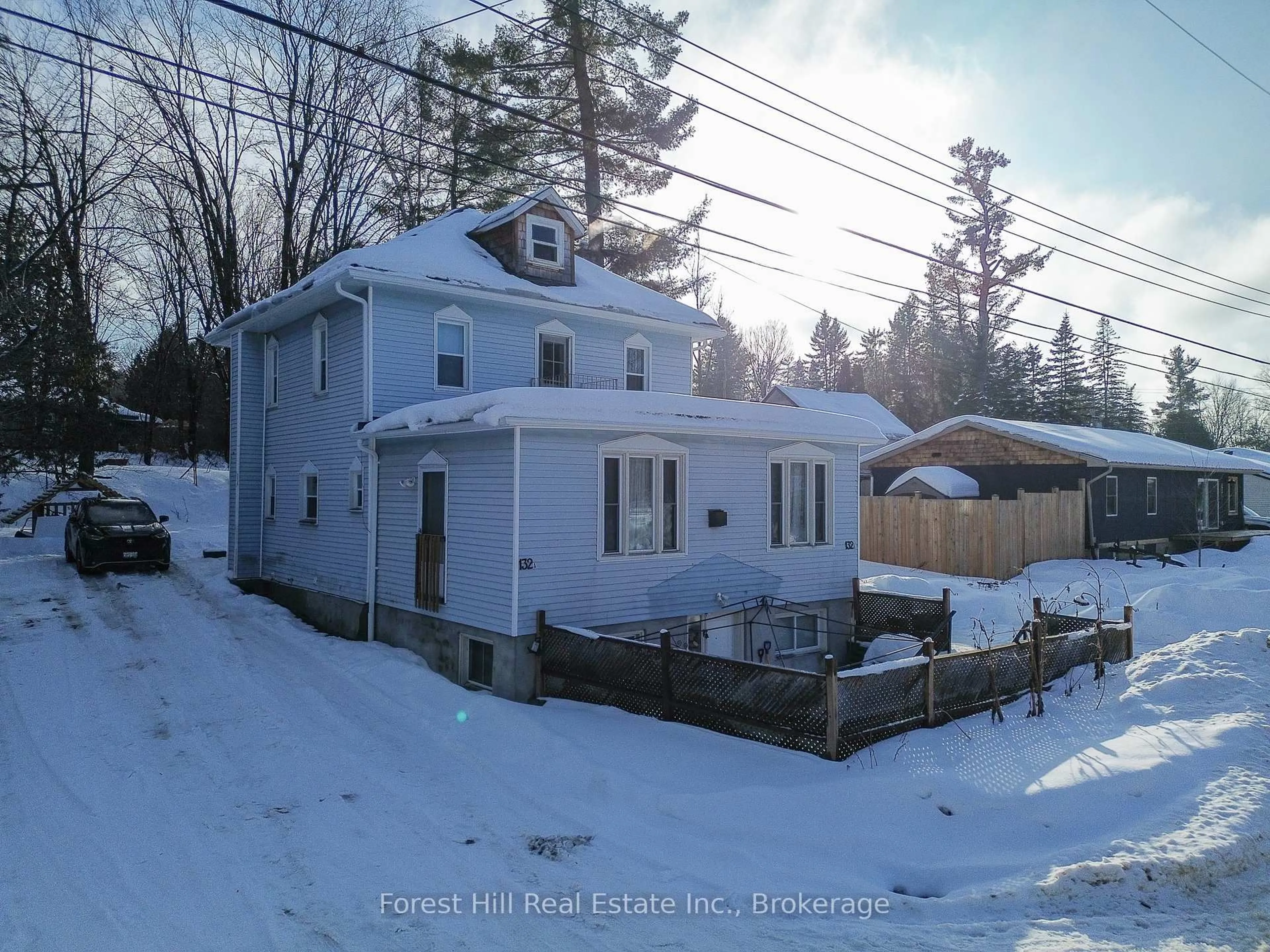 A pic from outside/outdoor area/front of a property/back of a property/a pic from drone, street for 132 Richard St, Bracebridge Ontario P1L 1J3