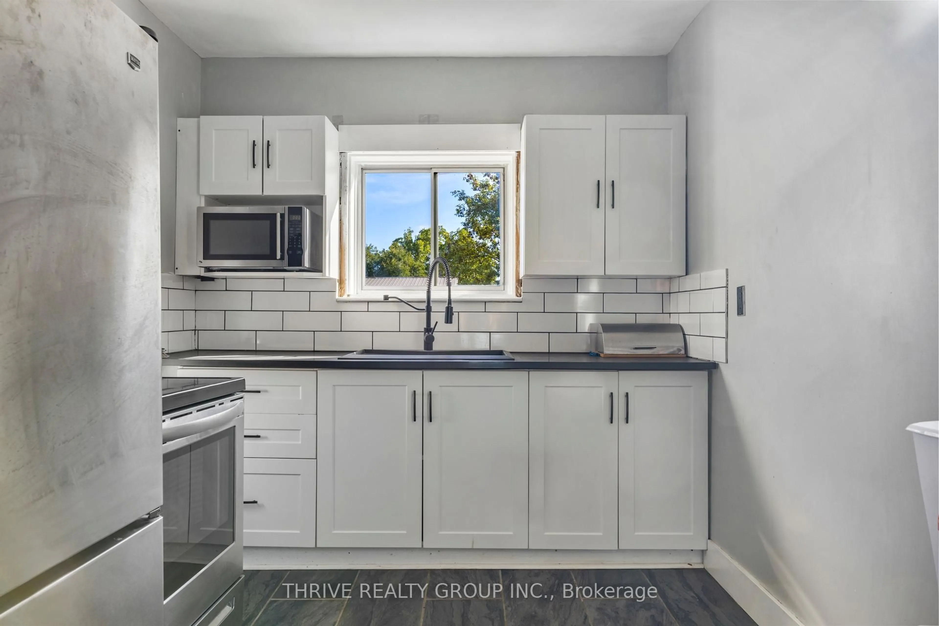 Standard kitchen, ceramic/tile floor for 11 Forest Ave, St. Thomas Ontario N5R 2J1