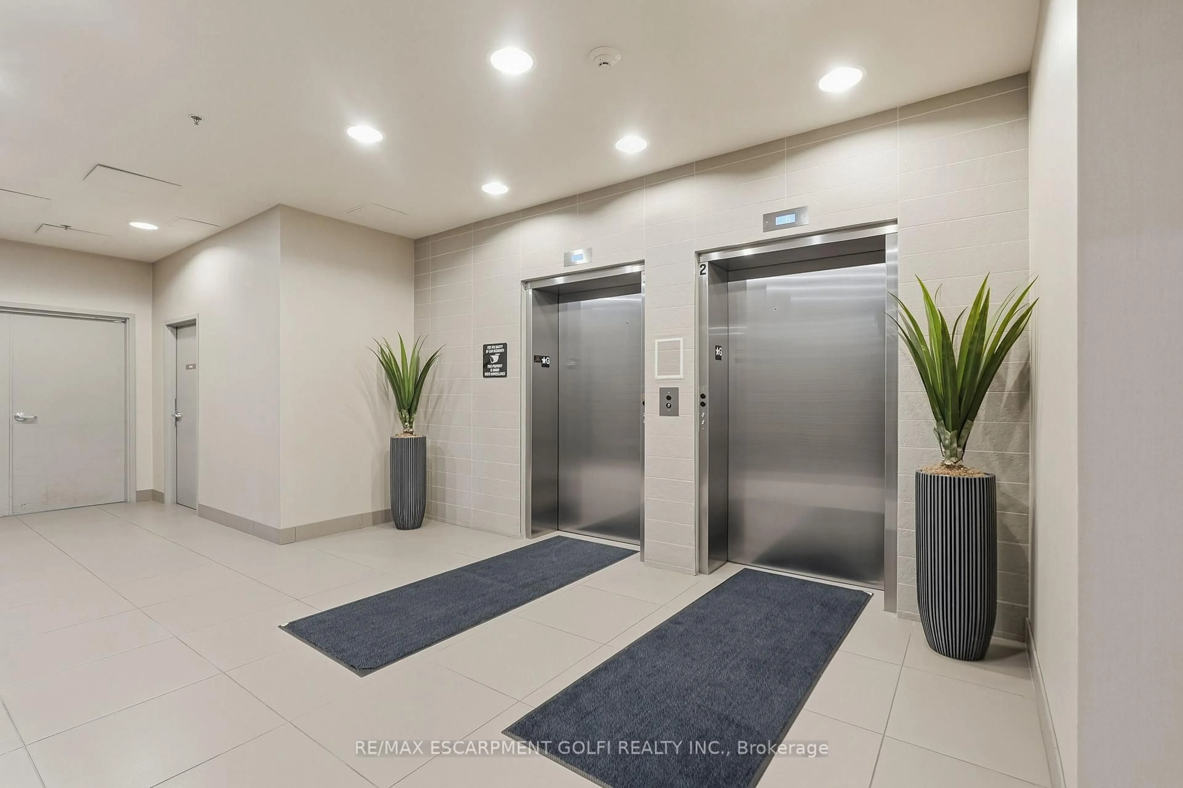 Indoor foyer for 90 Charlton Ave #409, Hamilton Ontario L8P 0B4