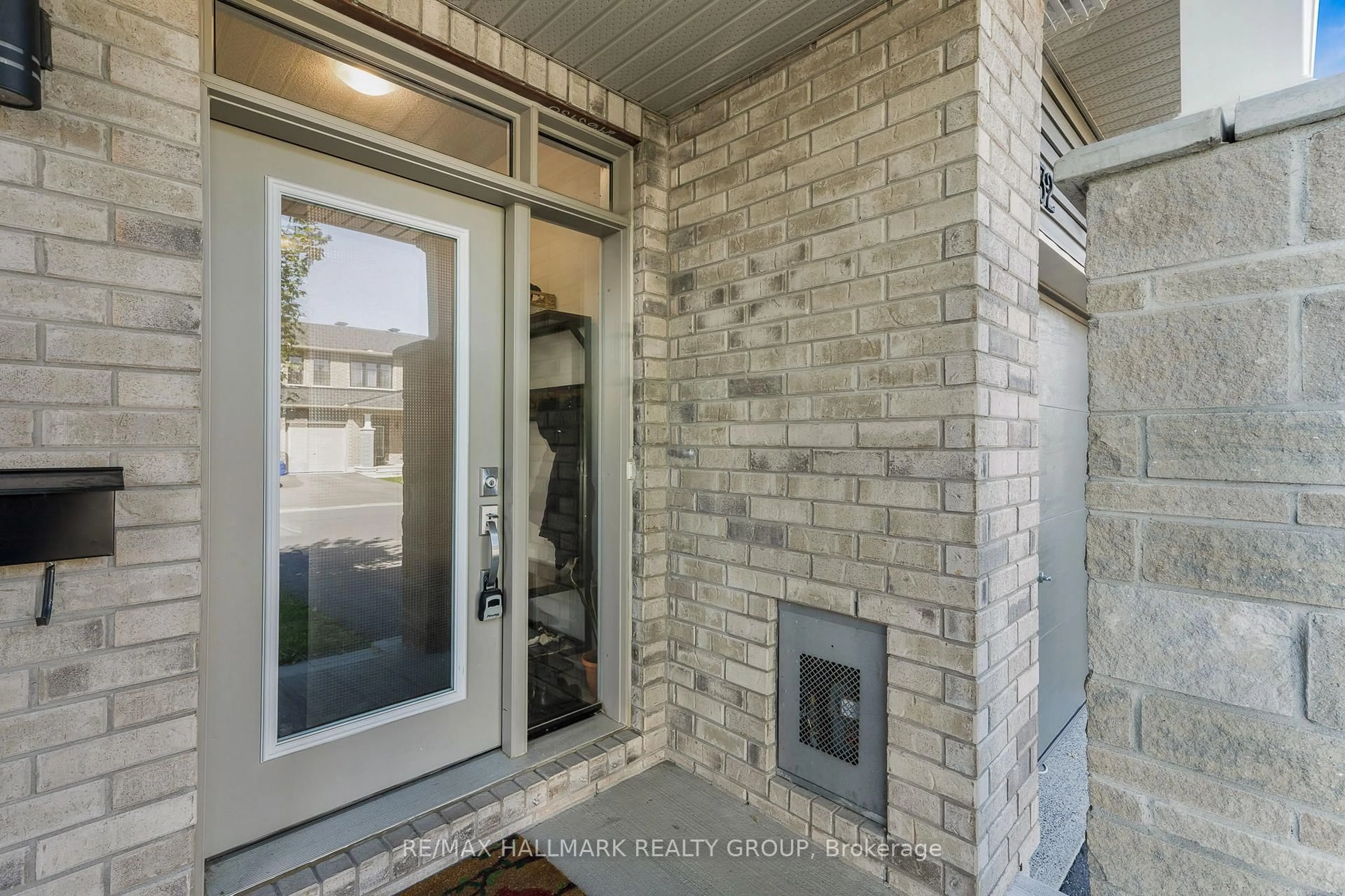 Indoor entryway for 132 Turquoise St, Clarence-Rockland Ontario K4K 0L6