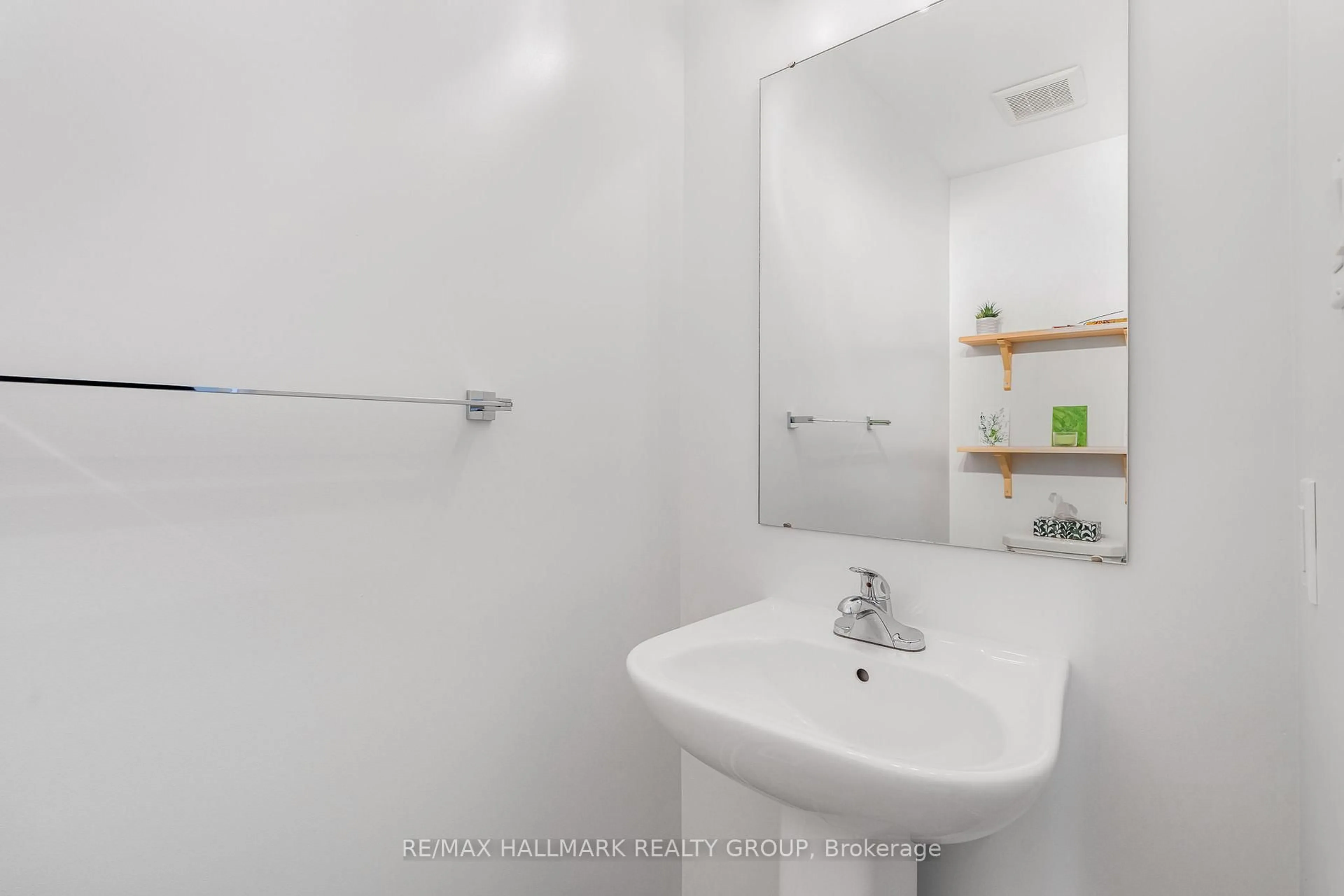 Standard bathroom, floor is not visible for 132 Turquoise St, Clarence-Rockland Ontario K4K 0L6