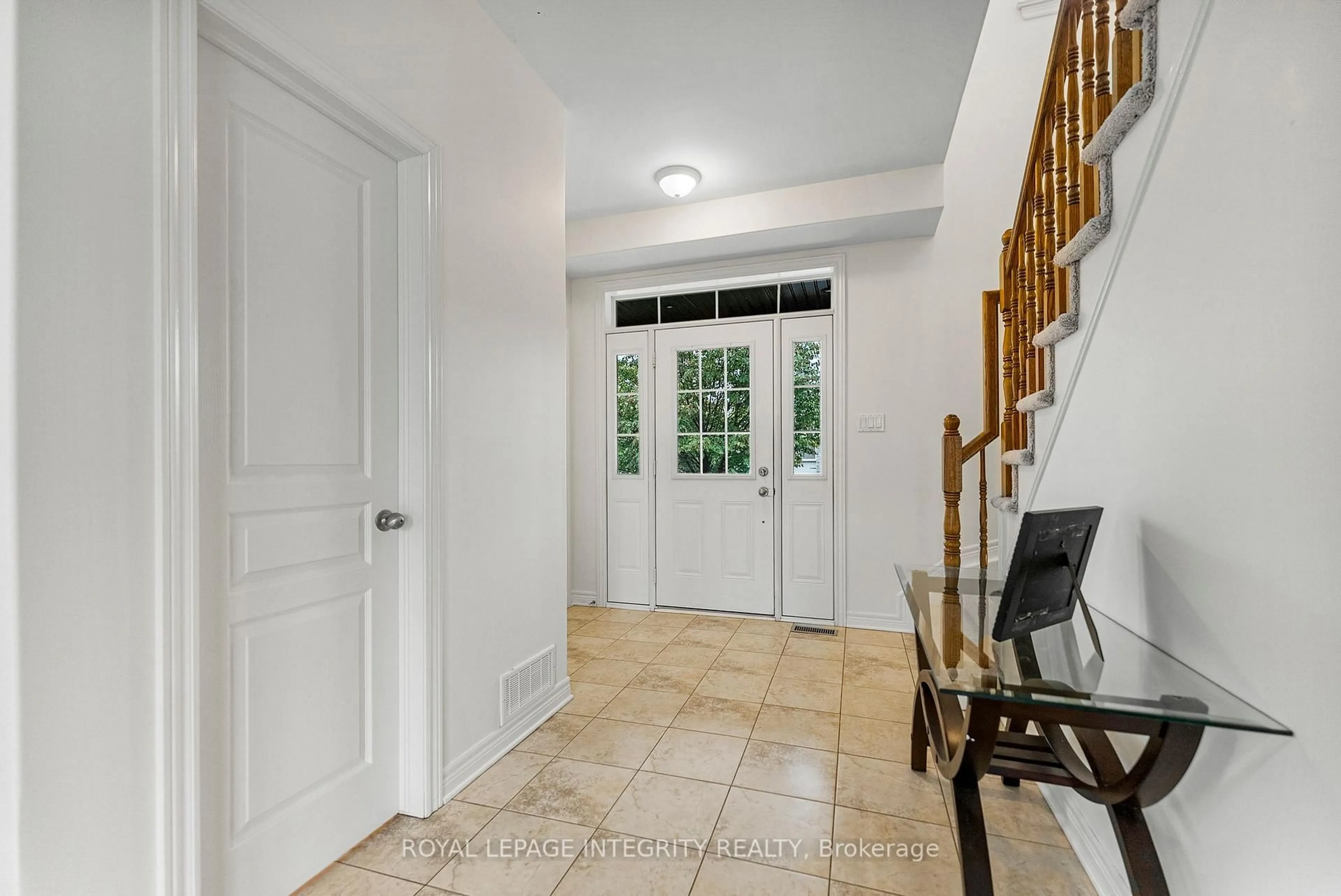 Indoor entryway for 53 WILLOWSHORE Way, Carleton Place Ontario K7C 0B1