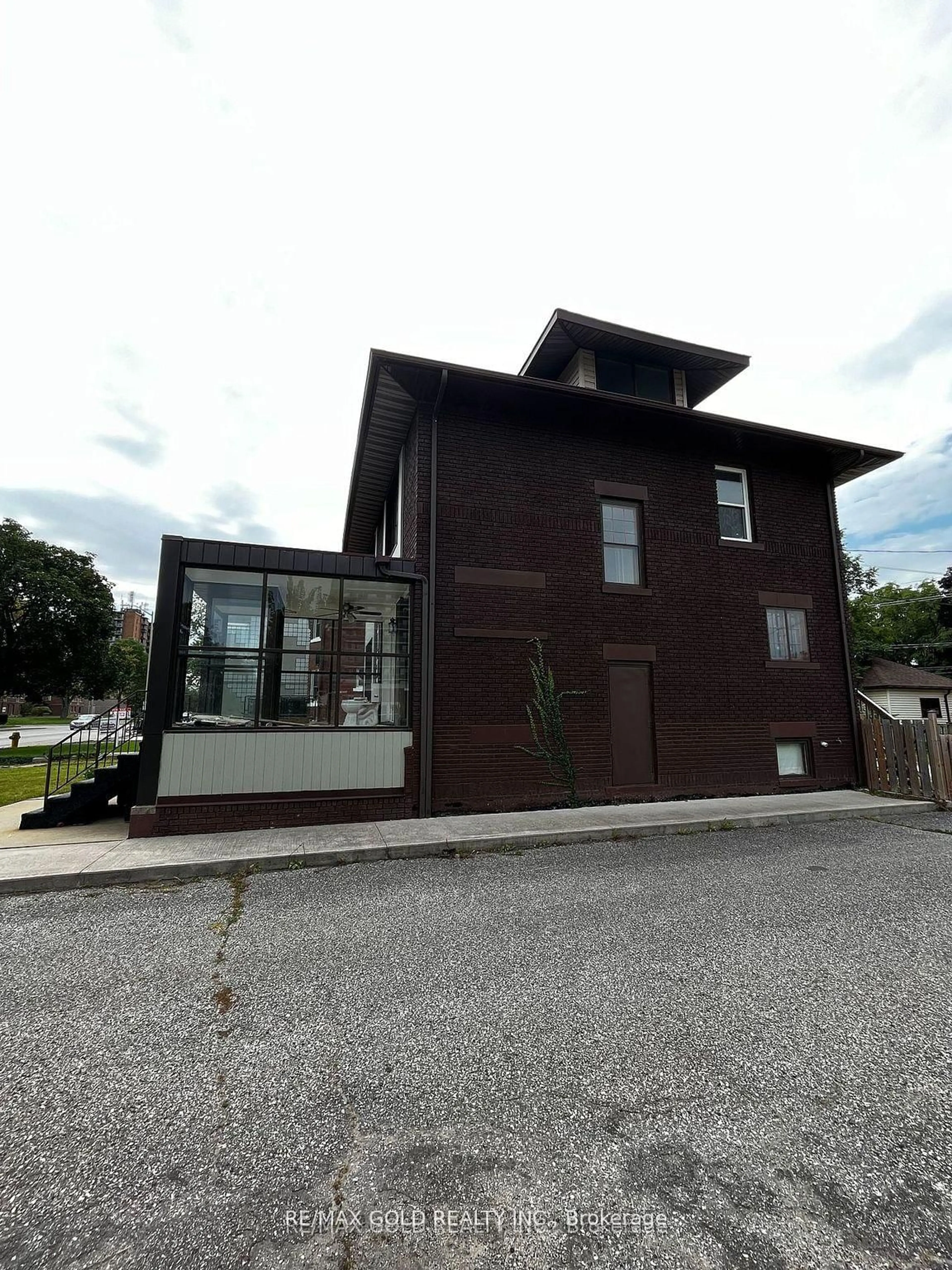 Home with brick exterior material, building for 1575 Ouellette Ave, Windsor Ontario N8X 1K5