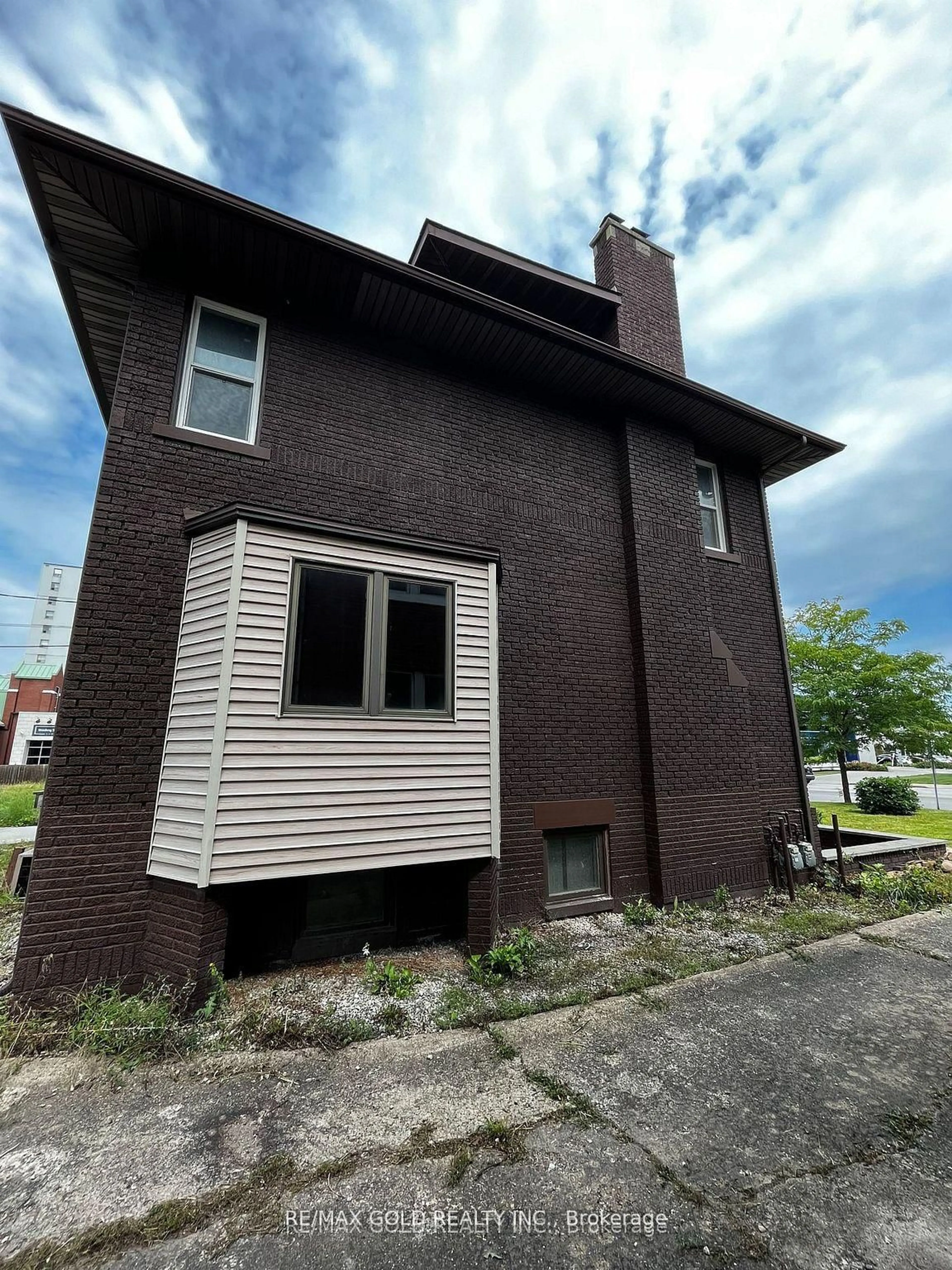 Home with brick exterior material, building for 1575 Ouellette Ave, Windsor Ontario N8X 1K5