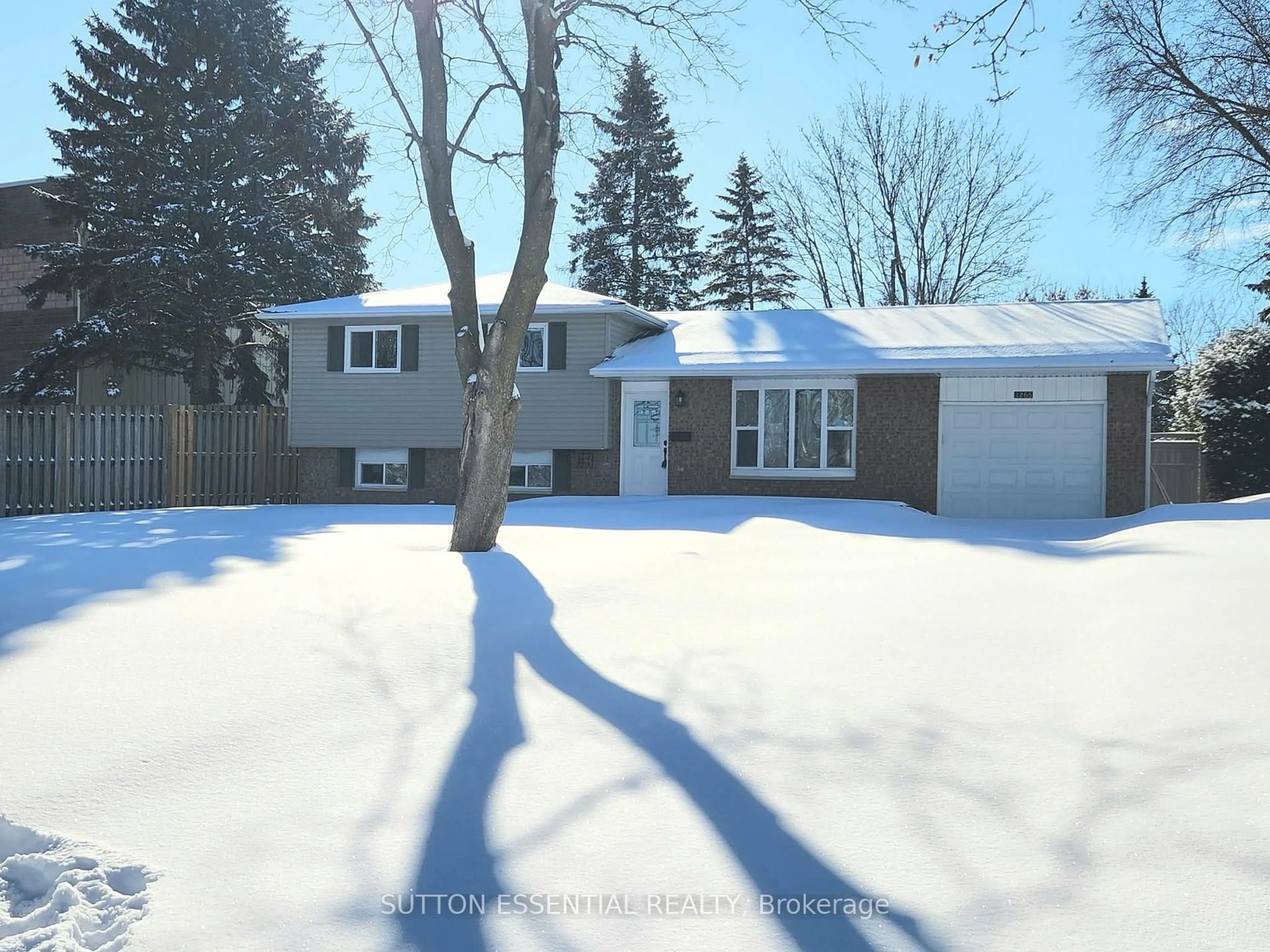 Home with vinyl exterior material, street for 1266 Brockmount Pl, Brockville Ontario K6V 5Z7