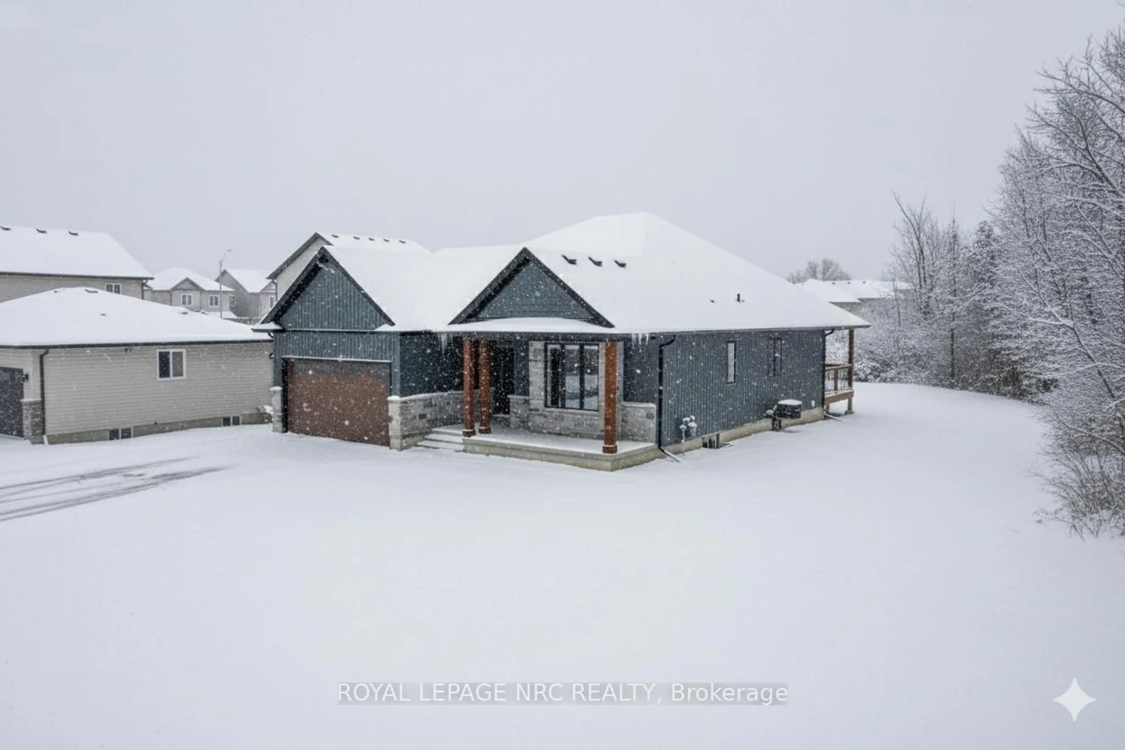 A pic from outside/outdoor area/front of a property/back of a property/a pic from drone, street for 207 Forks Rd, Welland Ontario L3B 6C5