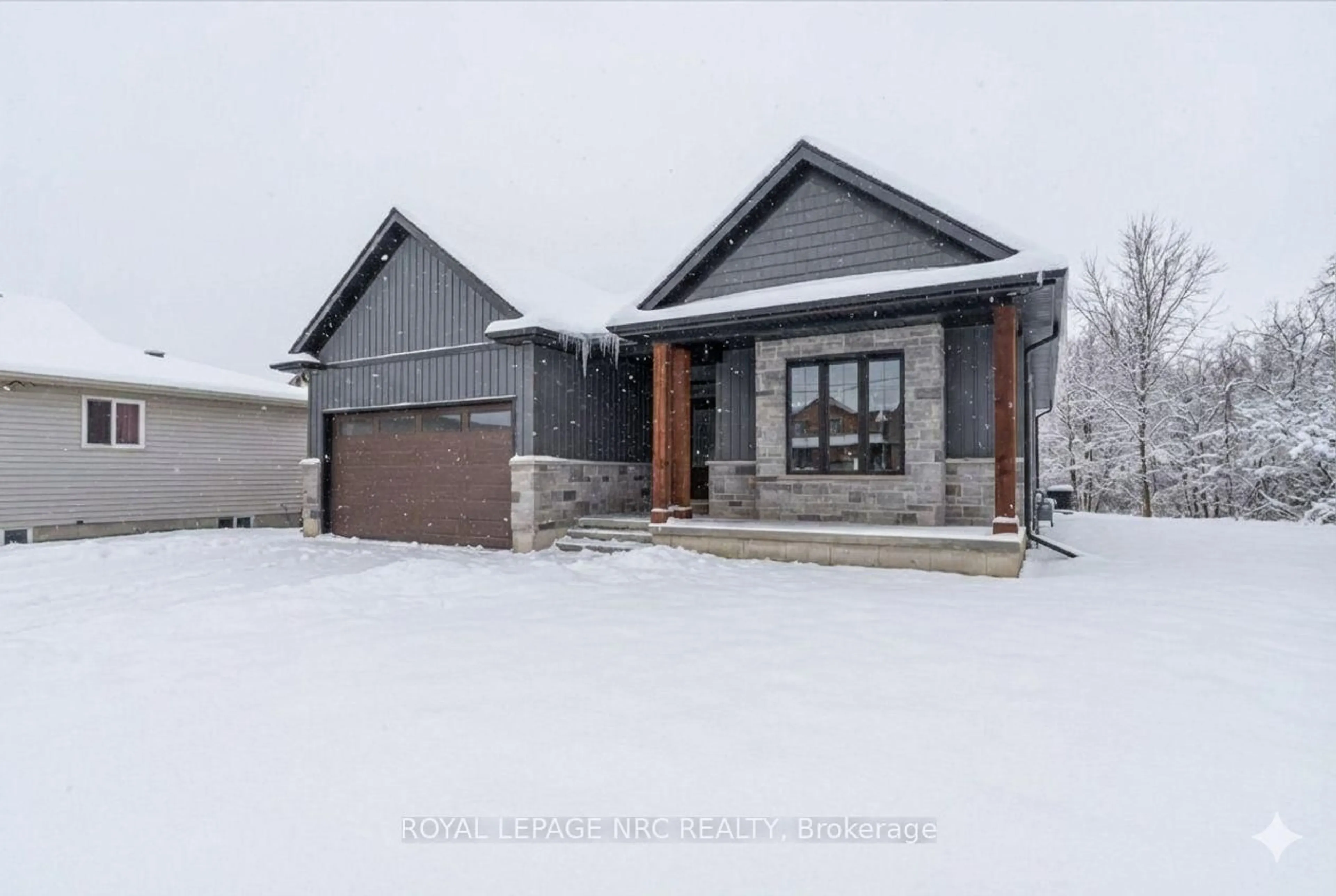 Home with brick exterior material, street for 207 Forks Rd, Welland Ontario L3B 6C5