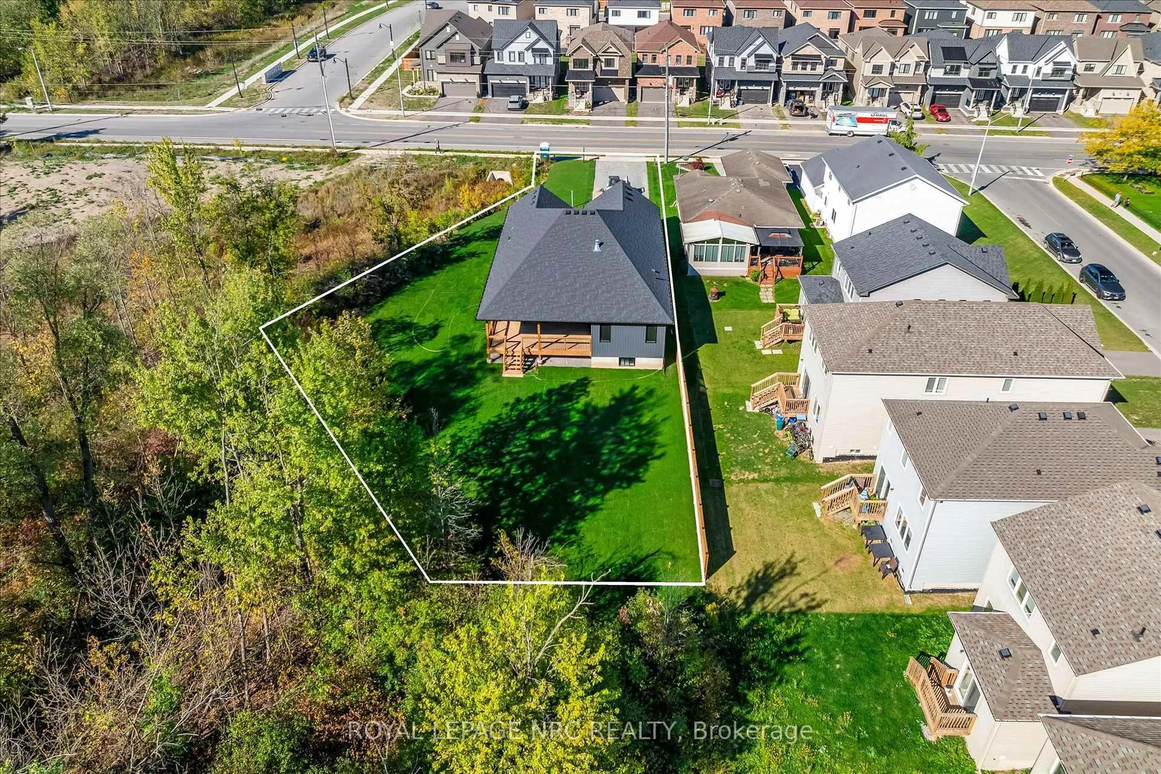 A pic from outside/outdoor area/front of a property/back of a property/a pic from drone, street for 207 Forks Rd, Welland Ontario L3B 6C5