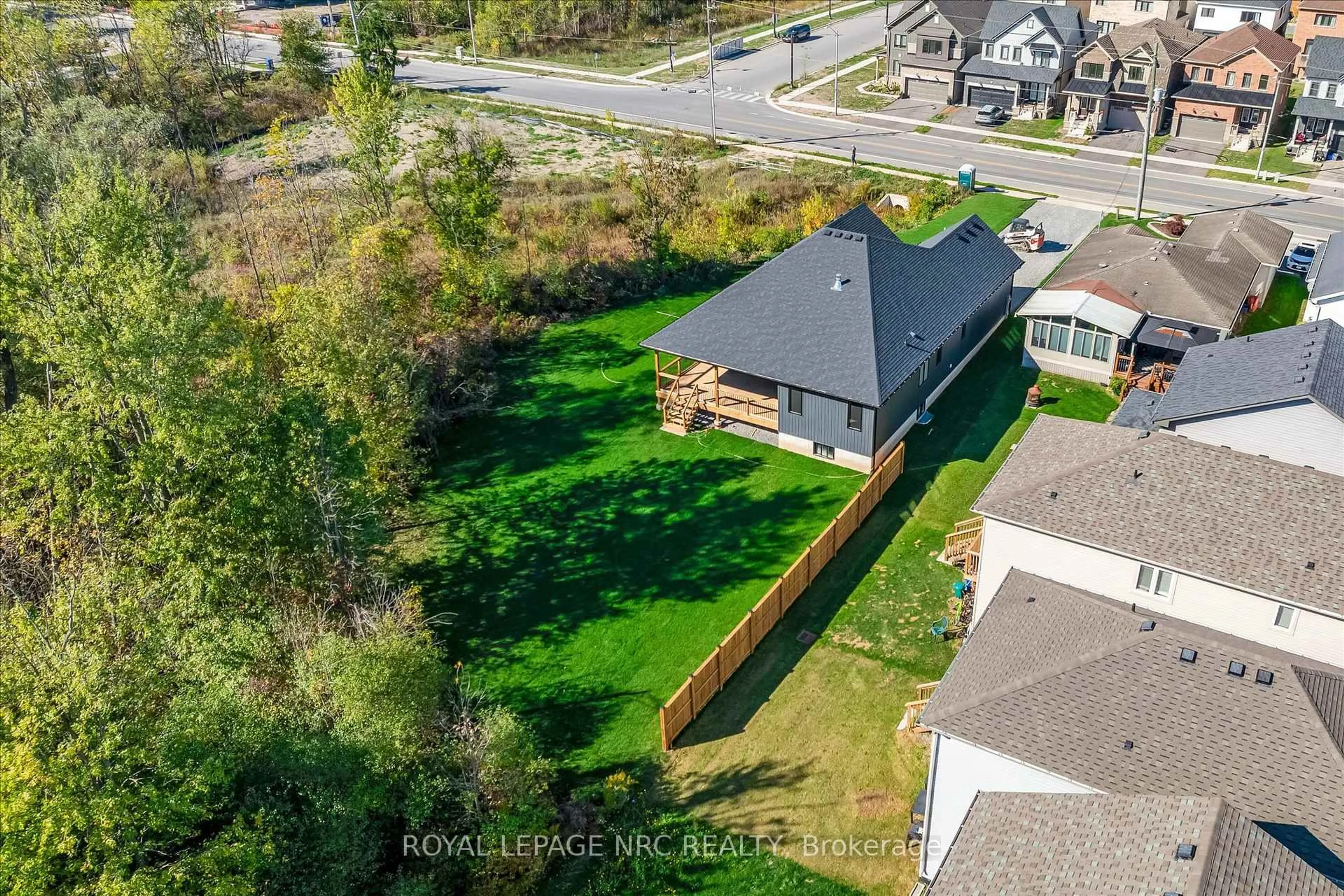 A pic from outside/outdoor area/front of a property/back of a property/a pic from drone, unknown for 207 Forks Rd, Welland Ontario L3B 6C5
