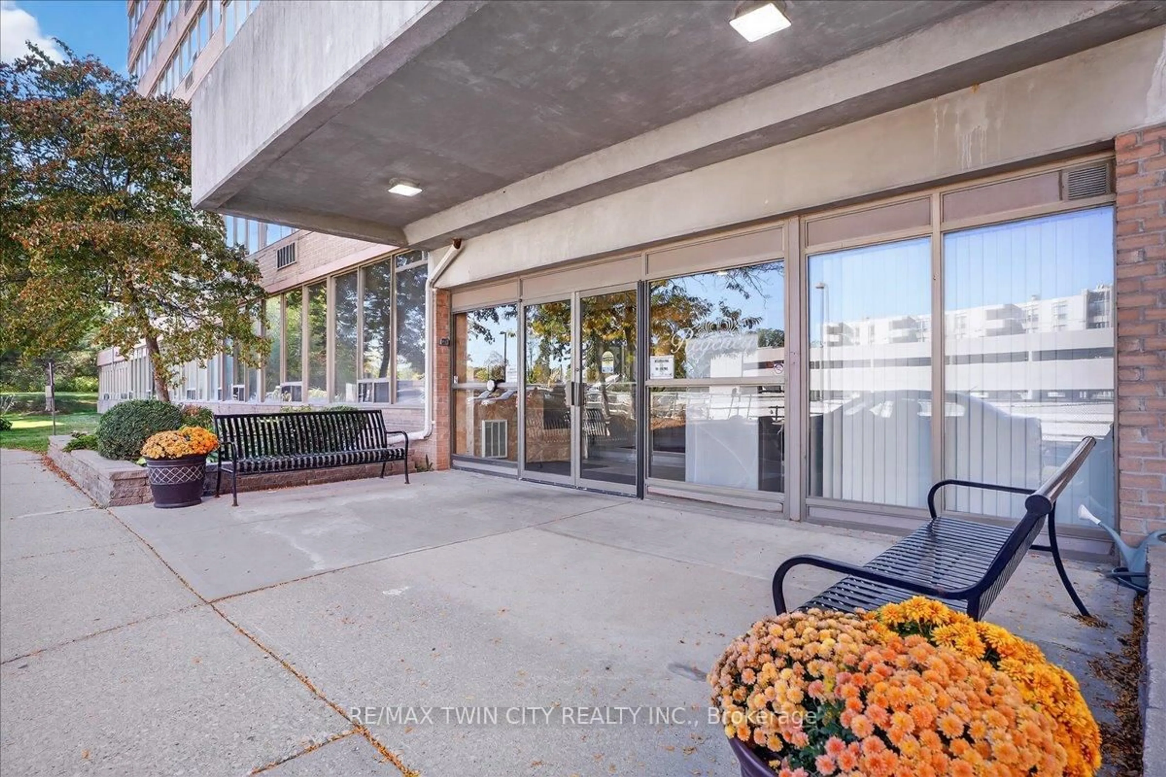 Indoor foyer for 3227 King St #506, Kitchener Ontario N2A 3Z9