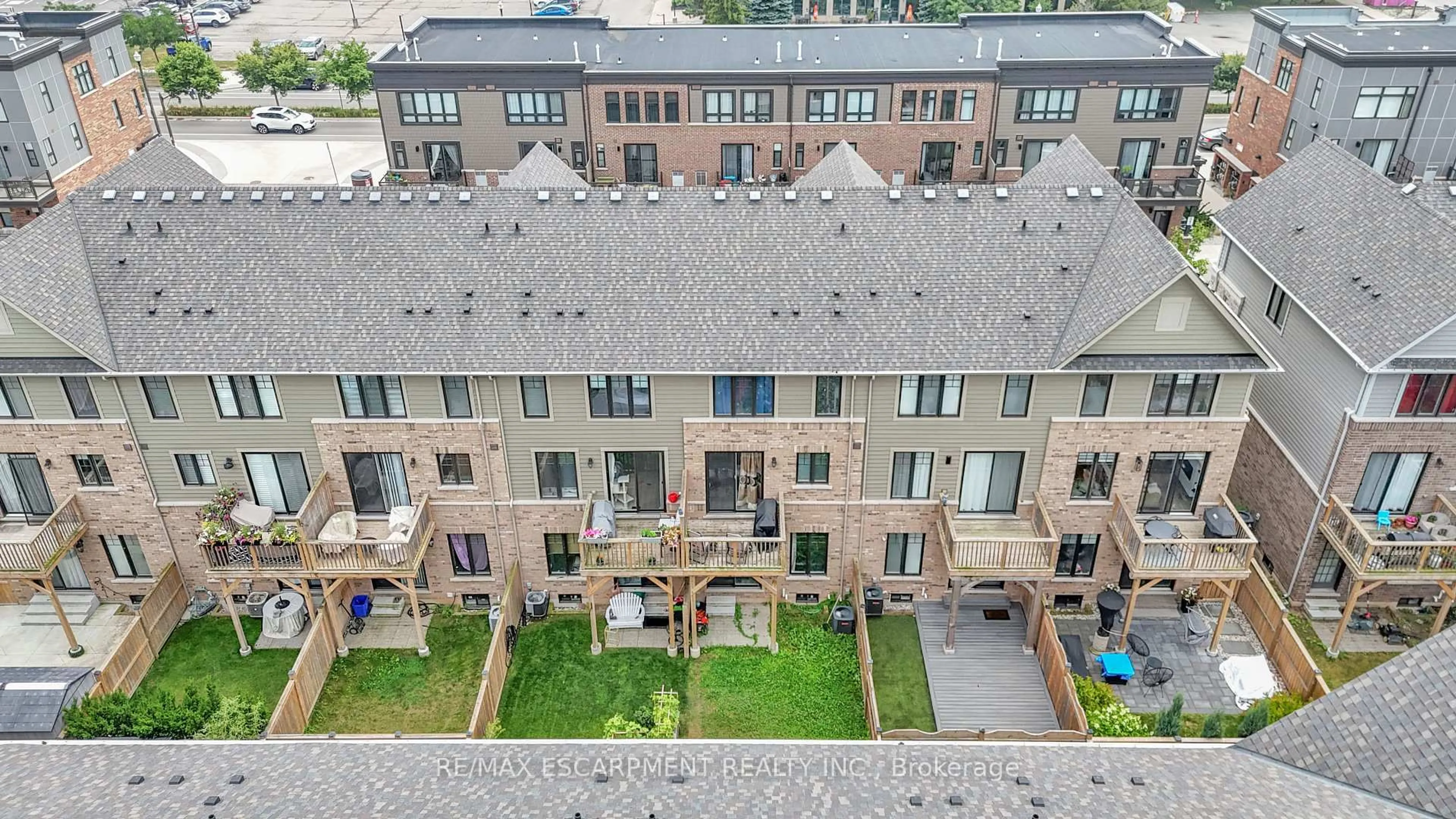 A pic from outside/outdoor area/front of a property/back of a property/a pic from drone, city buildings view from balcony for 68 Esplanade Lane, Grimsby Ontario L3M 0H2