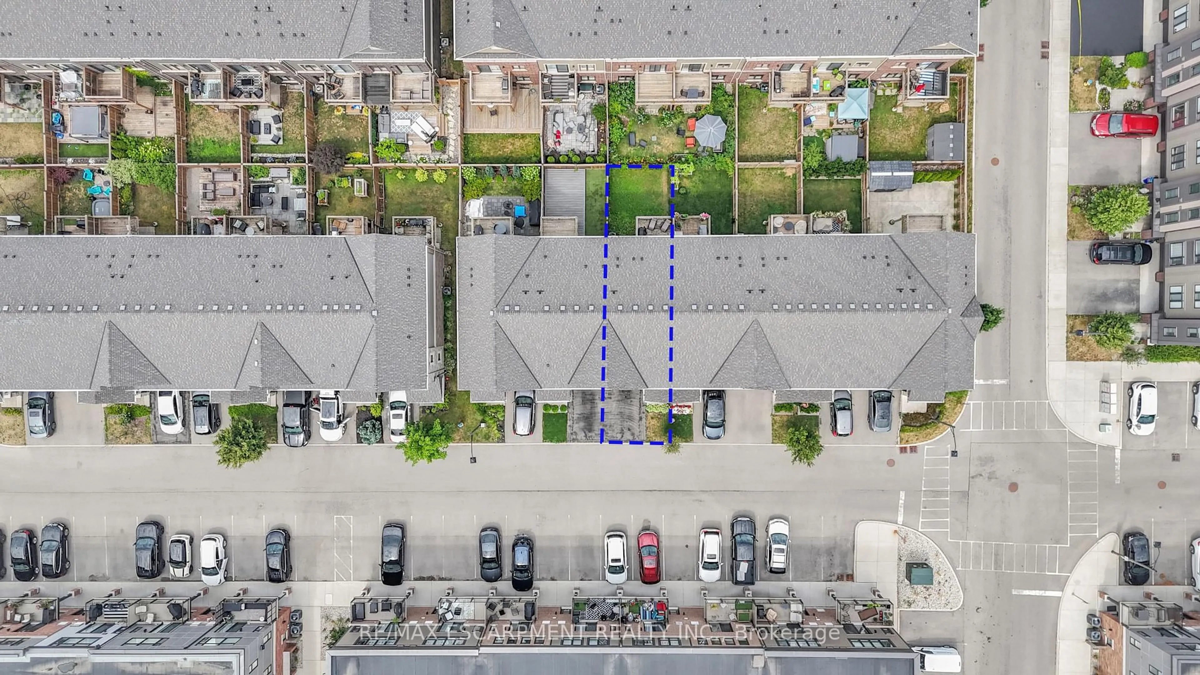 A pic from outside/outdoor area/front of a property/back of a property/a pic from drone, street for 68 Esplanade Lane, Grimsby Ontario L3M 0H2