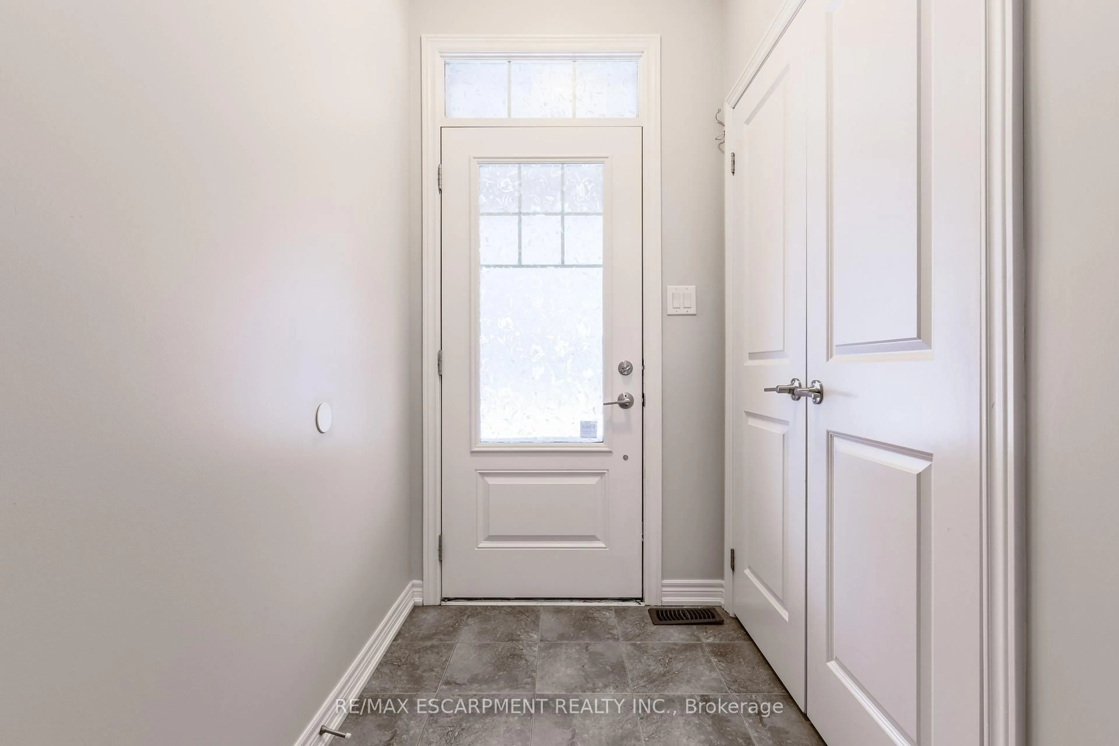 Indoor entryway for 68 Esplanade Lane, Grimsby Ontario L3M 0H2