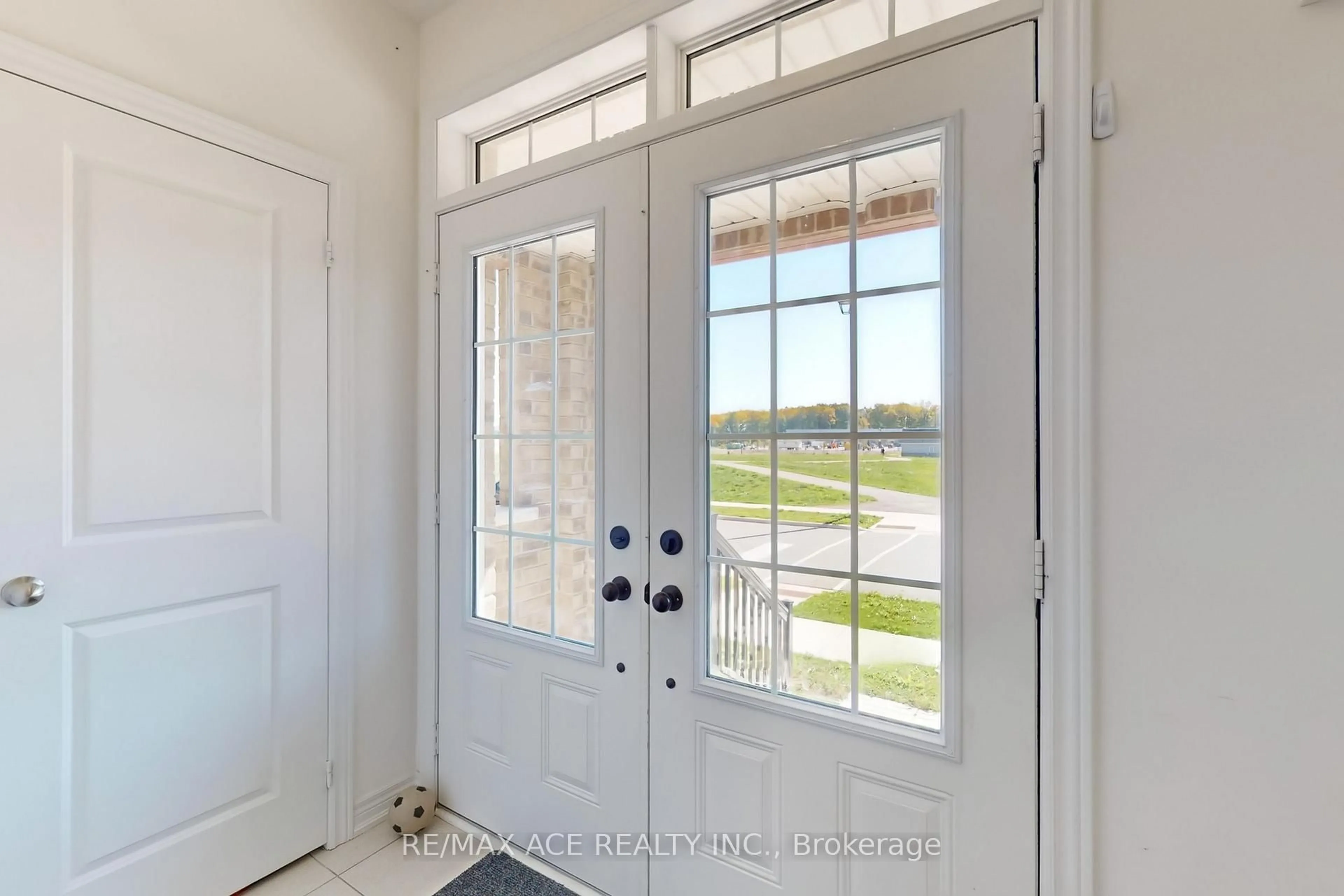 Indoor entryway for 639 Anishinaabe Dr, Shelburne Ontario L9V 2R4