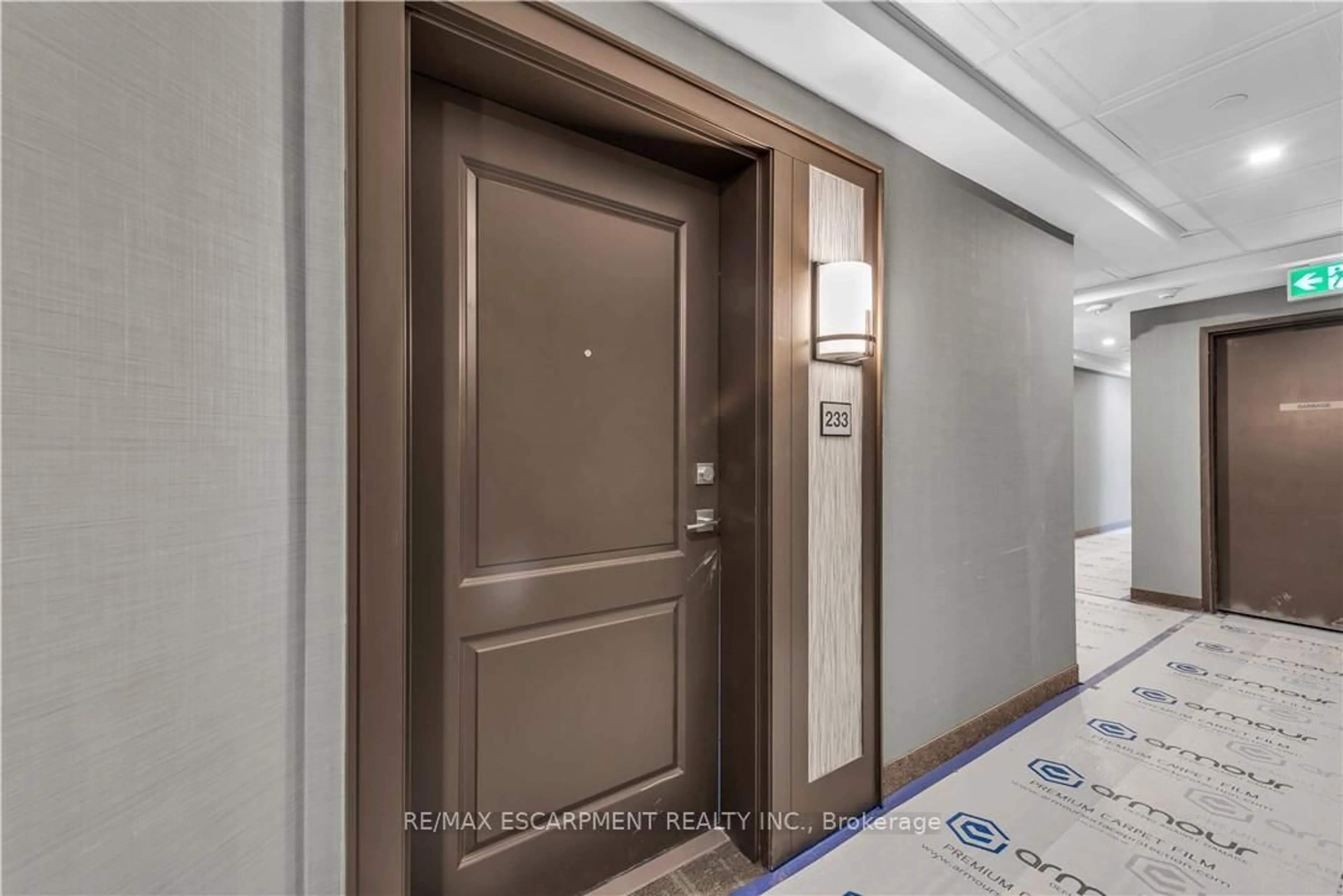 Indoor foyer for 10 Mallard Tr #233, Hamilton Ontario L8B 2A7