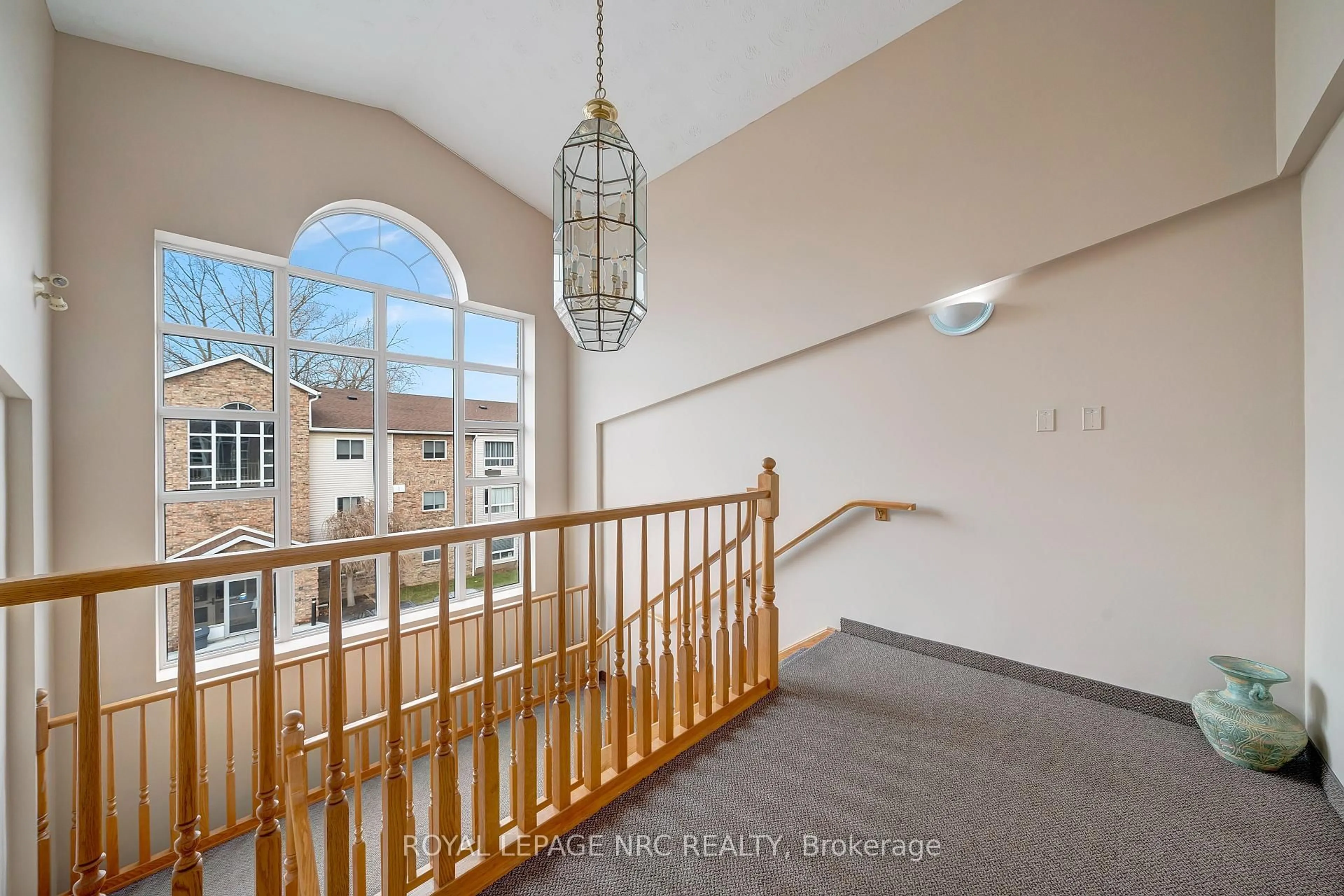 Indoor foyer for 1061 Vansickle Rd #303B, St. Catharines Ontario L2M 2X4