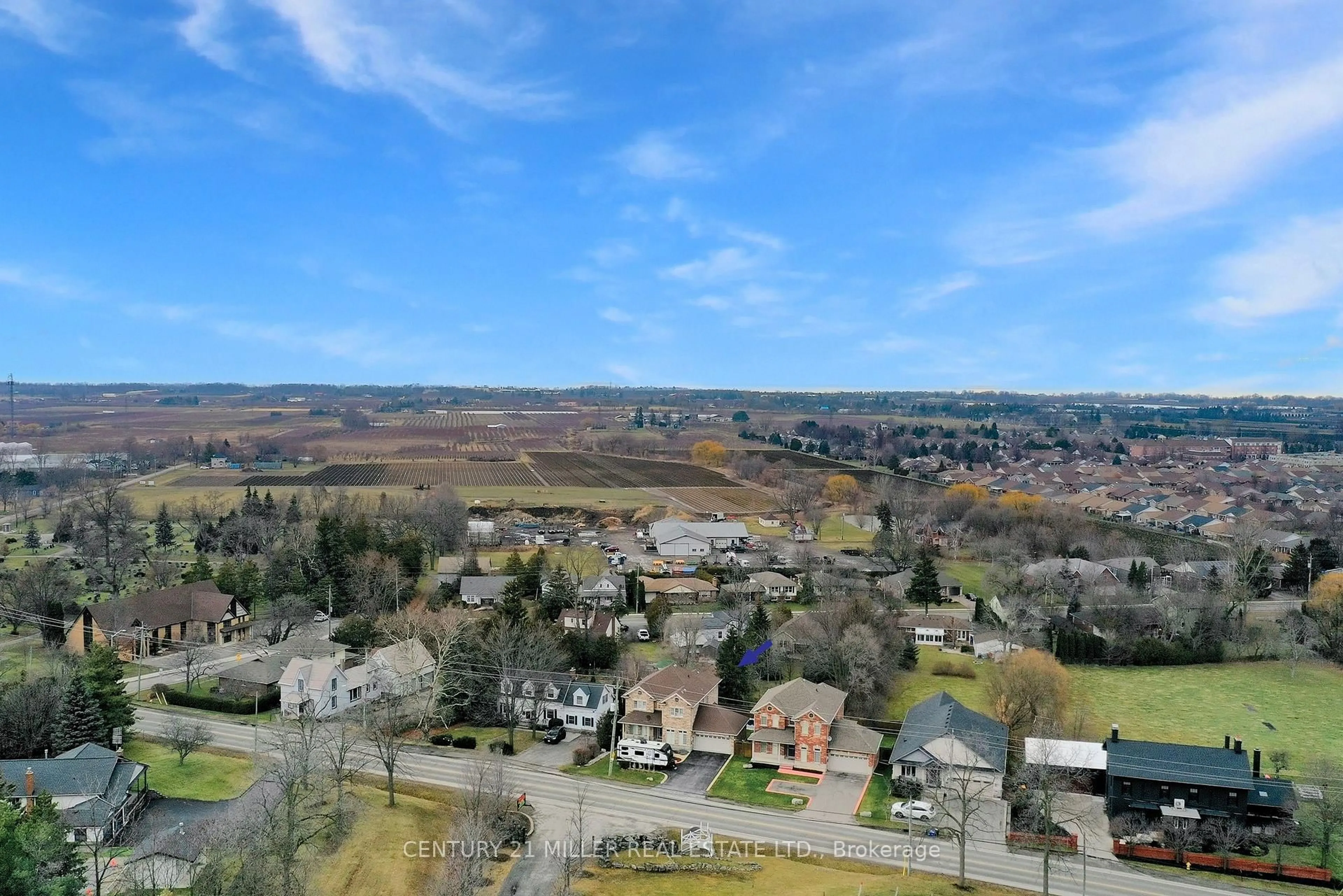 A pic from outside/outdoor area/front of a property/back of a property/a pic from drone, mountain view for 3549 King St, Lincoln Ontario L0R 2C0