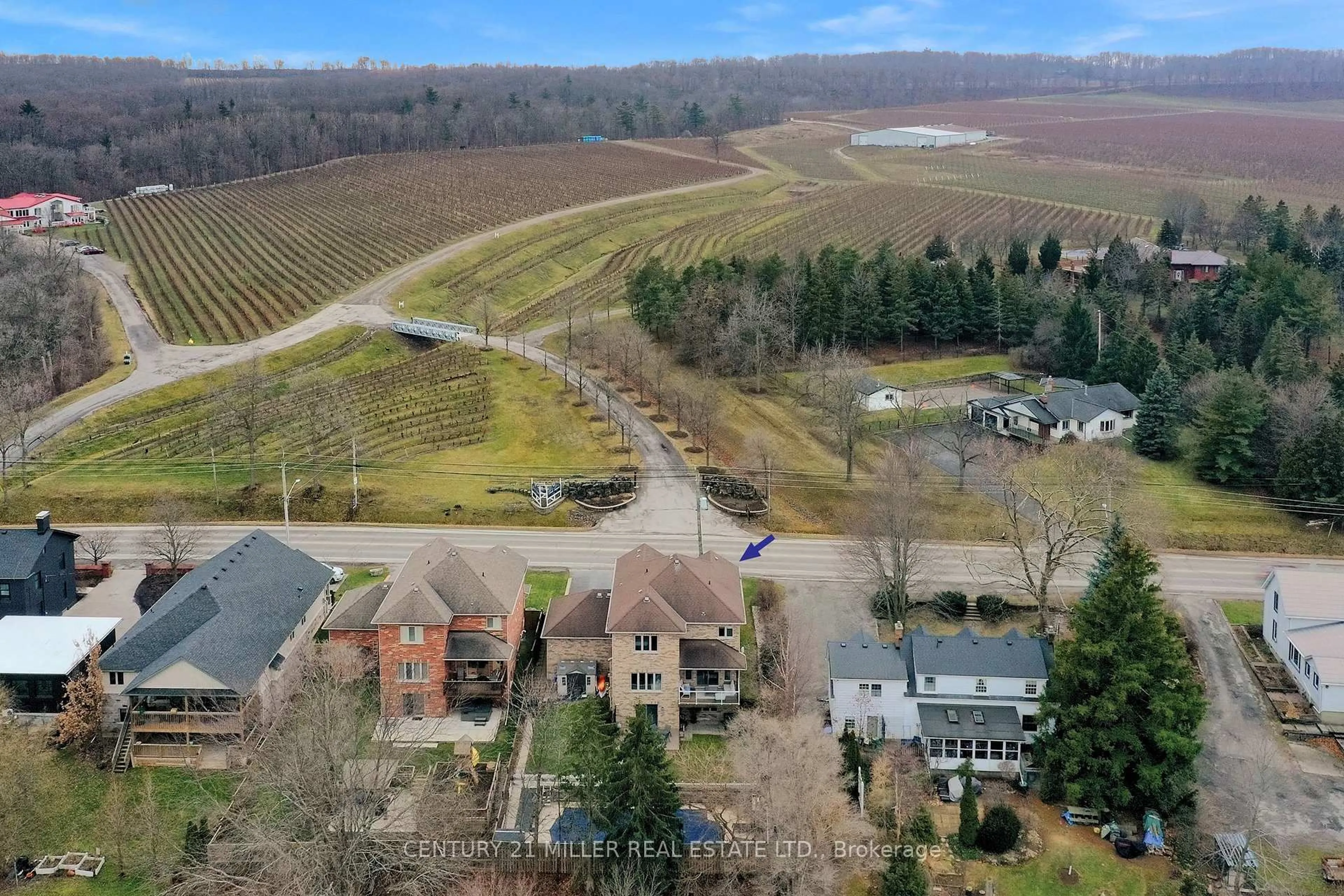 A pic from outside/outdoor area/front of a property/back of a property/a pic from drone, mountain view for 3549 King St, Lincoln Ontario L0R 2C0